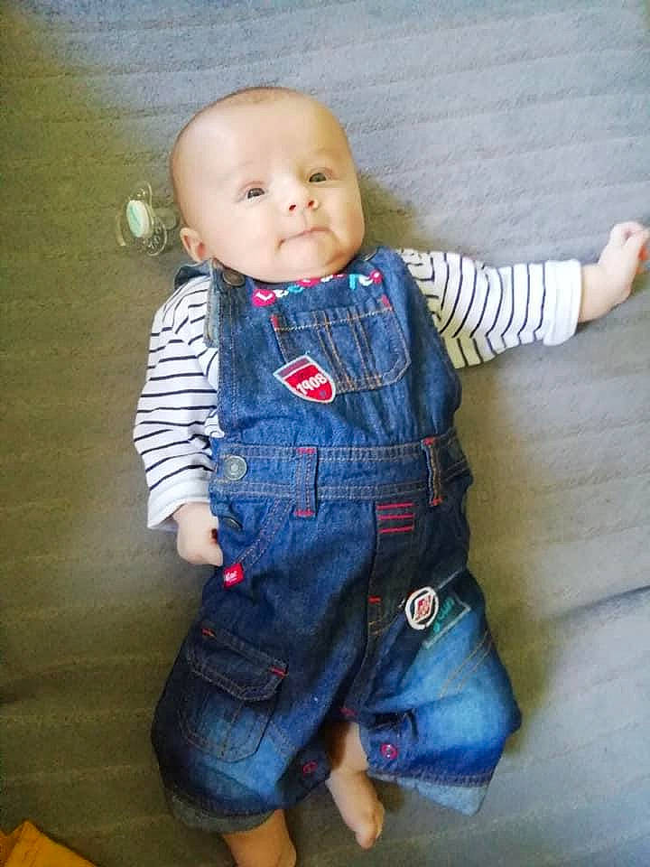 Alenzo a rejoint le concours — aidez-le/la à gagner de superbes lots ! baby, baby_toddler_clothing, cheek, child, clothing, denim, jeans, outerwear, overall, person, sleeve, standing, textile, toddler, trousers