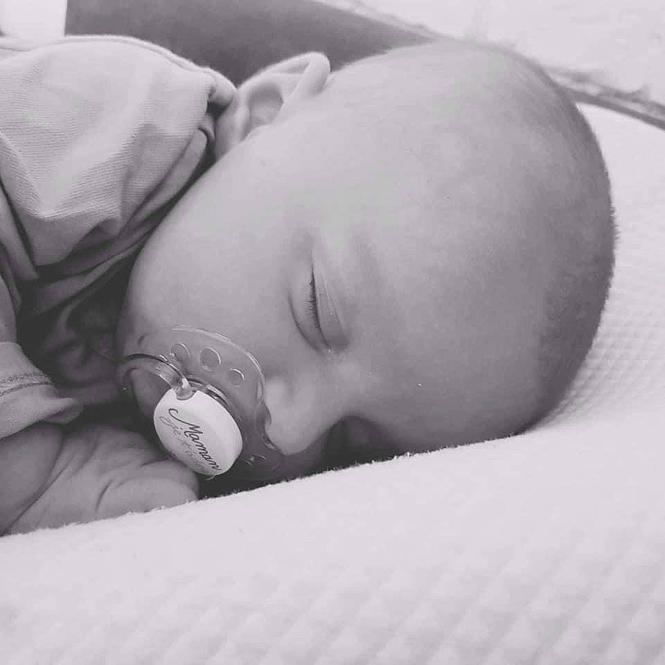 Alenzo participe au concours pour gagner de l'argent avec cette photo : baby, beauty, bedtime, birth, black_and_white, child, comfort, eye, face, head, lip, monochrome, monochrome_photography, nap, nose, person, photography, product, skin, sleep