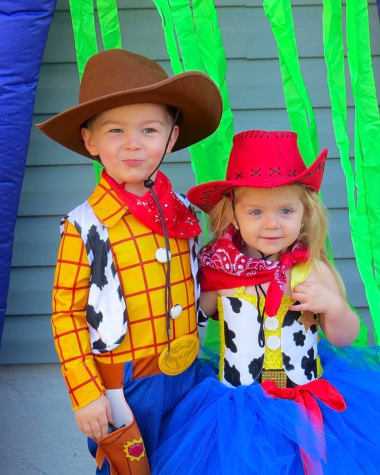 Makenzie is registered to the contest to win money with this photo: baby_toddler_clothing, child, costume, costume_hat, cowboy_hat, entertainment, event, fashion_accessory, fedora, fun, happy, hat, headgear, headwear, leisure, pattern, person, recreation, smile, sun_hat