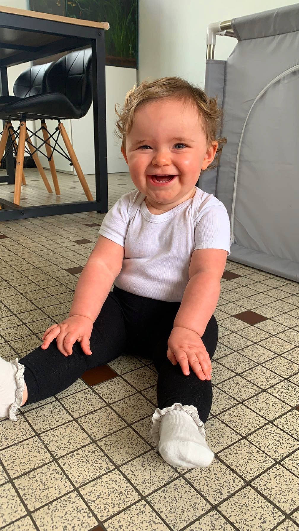Malia a rejoint le concours — aidez-le/la à gagner de superbes lots ! baby, baby_toddler_clothing, child, companion_dog, floor, flooring, foot, grass, happy, human_leg, joint, joy, knee, pattern, person, sitting, sleeve, smile, snapshot, toddler