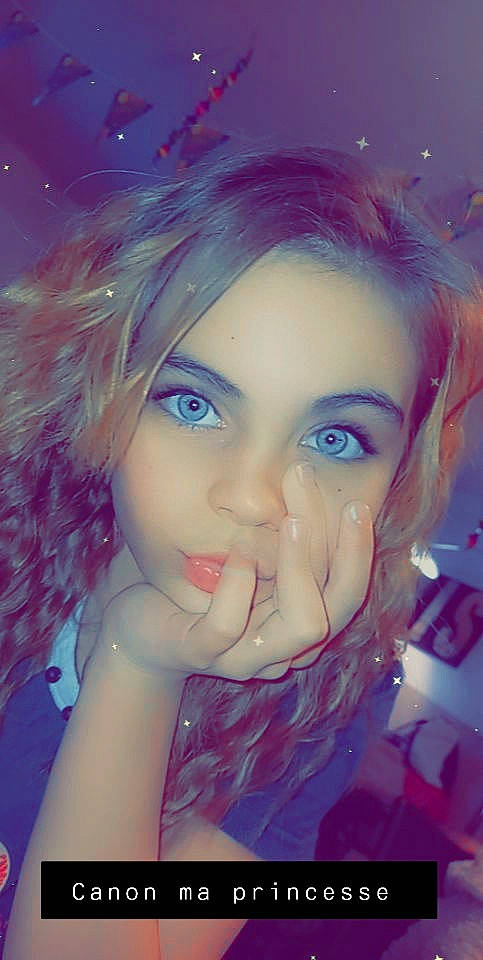 Laurine participe au concours pour gagner de l'argent avec cette photo : bangs, black_hair, cheek, chin, eyebrow, eyelash, flash_photography, forehead, happy, iris, jaw, lip, magenta, mouth, nose, person, pink, purple, skin, smile