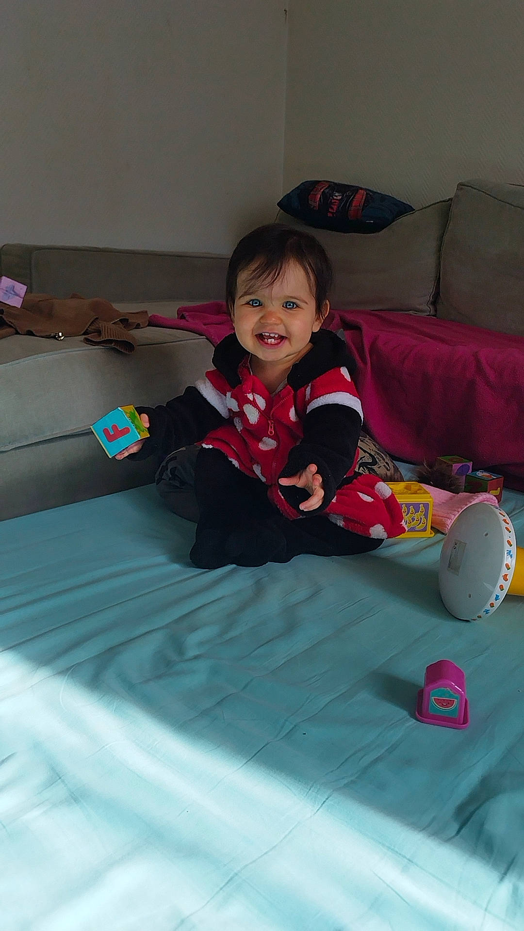 Rosia a rejoint le concours — aidez-le/la à gagner de superbes lots ! baby, baby_toddler_clothing, baby_toys, carmine, child, comfort, flooring, fun, games, lap, leisure, linens, person, play, recreation, room, sitting, sleeve, smile, t_shirt