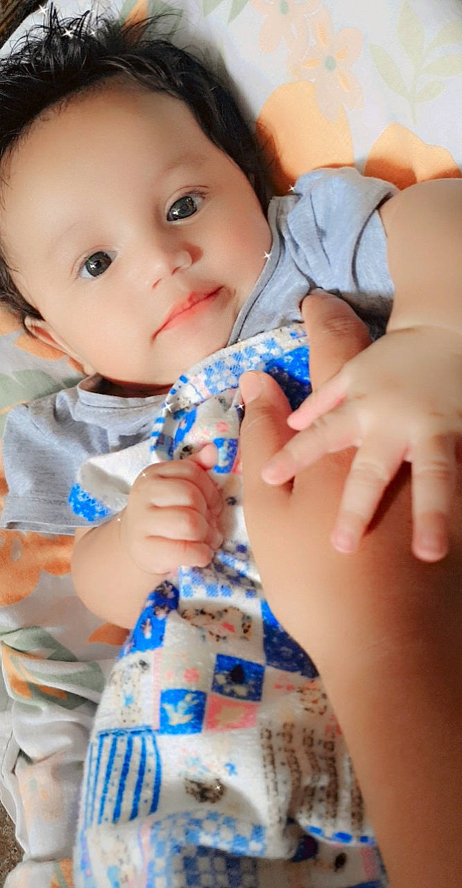 Teviviura a rejoint le concours — aidez-le/la à gagner de superbes lots ! arm, azure, baby_toddler_clothing, cheek, dress, eye, finger, gesture, happy, iris, lip, mouth, neck, nose, person, skin, sleeve, smile, textile, thumb