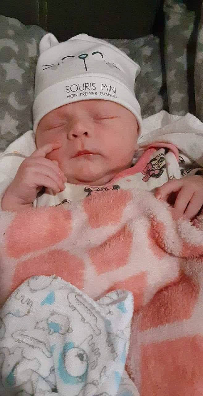 Ivy a rejoint le concours — aidez-le/la à gagner de superbes lots ! baby, birth, cheek, child, childbirth, forehead, headwear, person