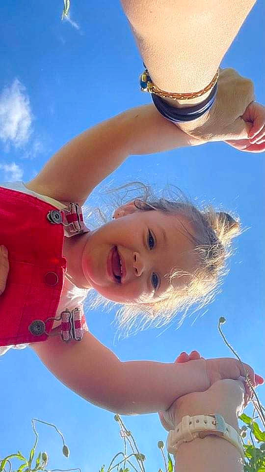 Maëva participe au concours pour gagner de l'argent avec cette photo : arm, azure, blue, cloud, facial_expression, gesture, hair, hairstyle, hand, happy, joy, light, people_in_nature, person, photograph, skin, sky, smile, sunlight, water