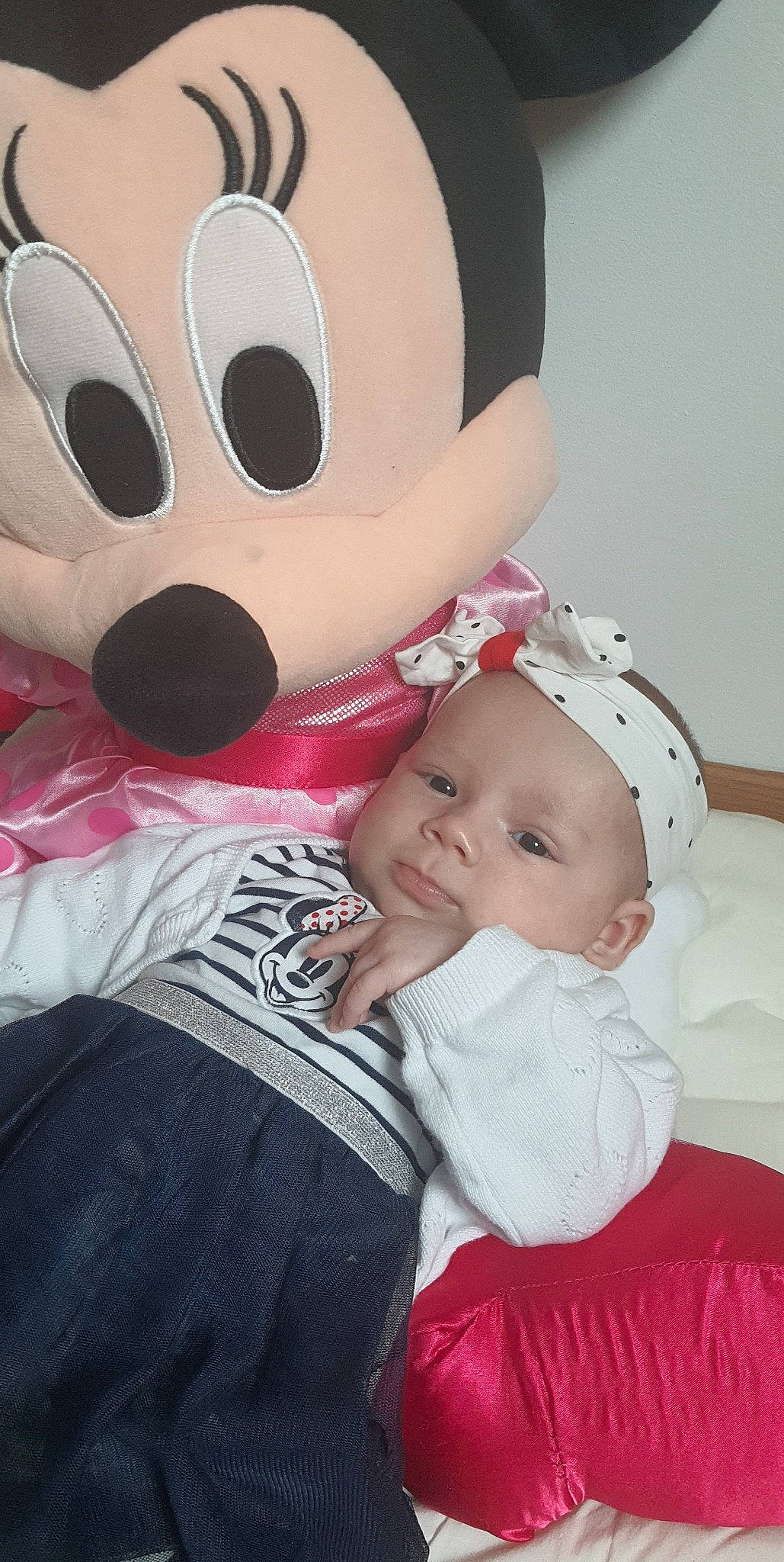 Maëlyne participe au concours pour gagner de l'argent avec cette photo : baby, baby_toddler_clothing, cheek, child, clothing, comfort, face, goggles, happy, headgear, lip, mammal, person, pink, skin, sleeve, textile, toddler, toy, vertebrate