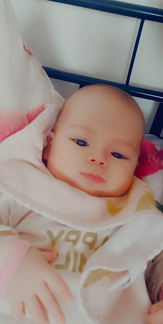 Maëlyne participe au concours pour gagner de l'argent avec cette photo : baby, baby_products, baby_safety, baby_toddler_clothing, cheek, child, chin, comfort, eyebrow, happy, linens, lip, mouth, neck, nose, person, sitting, skin, sleeve, thumb