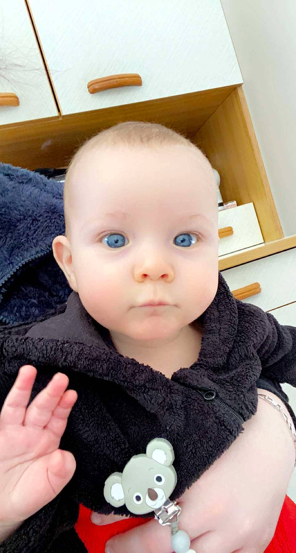 Elias a rejoint le concours — aidez-le/la à gagner de superbes lots ! baby, baby_safety, baby_toddler_clothing, cheek, chin, eye, eyebrow, eyelash, finger, gesture, hand, head, iris, mouth, nail, nose, person, skin, thumb, toddler