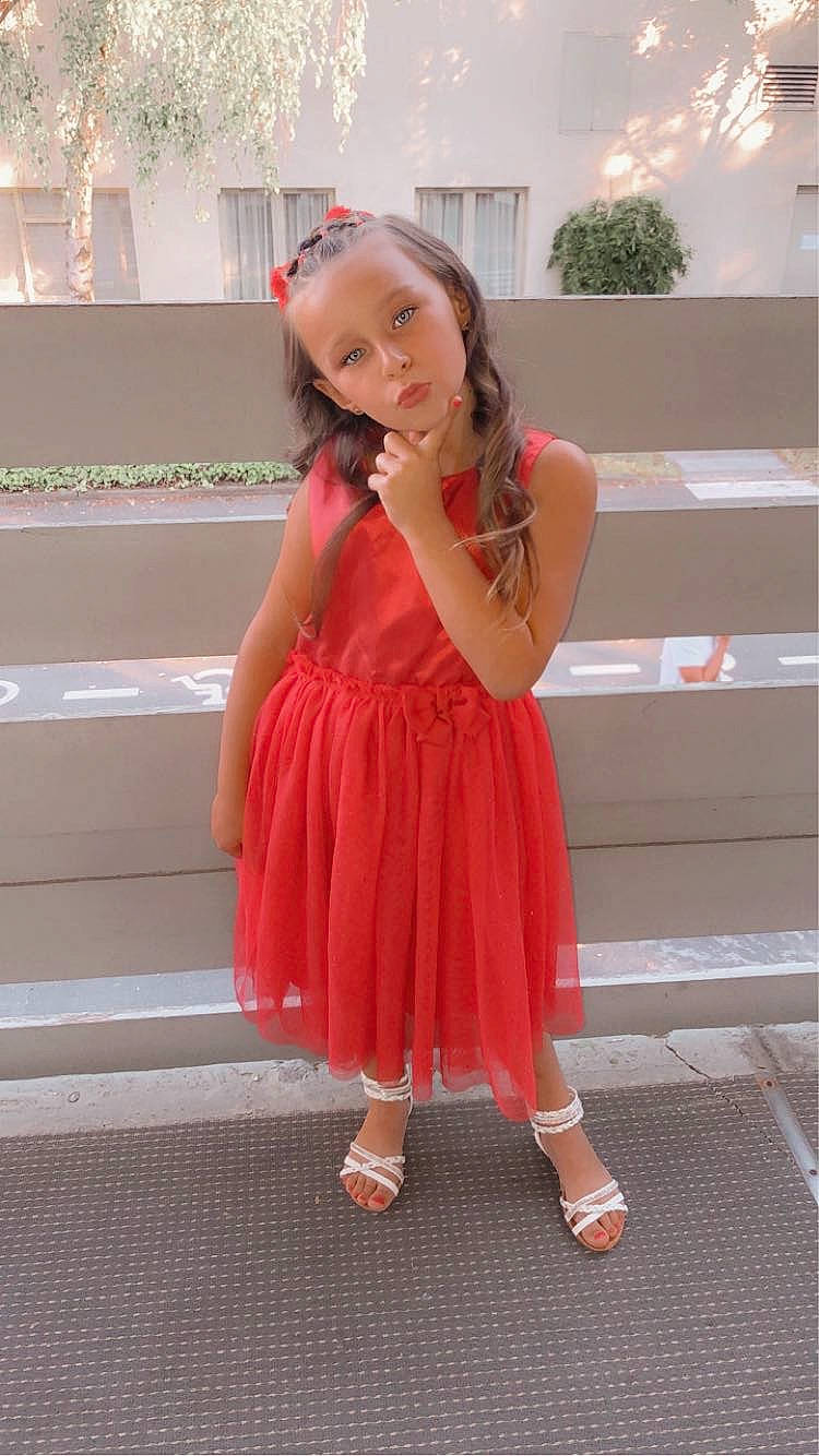 Sinahy a rejoint le concours — aidez-le/la à gagner de superbes lots ! day_dress, dress, fashion_design, formal_wear, gesture, hair, happy, human_leg, knee, long_hair, neck, one_piece_garment, person, pink, shoulder, sleeve, standing, street_fashion, thigh, trunk