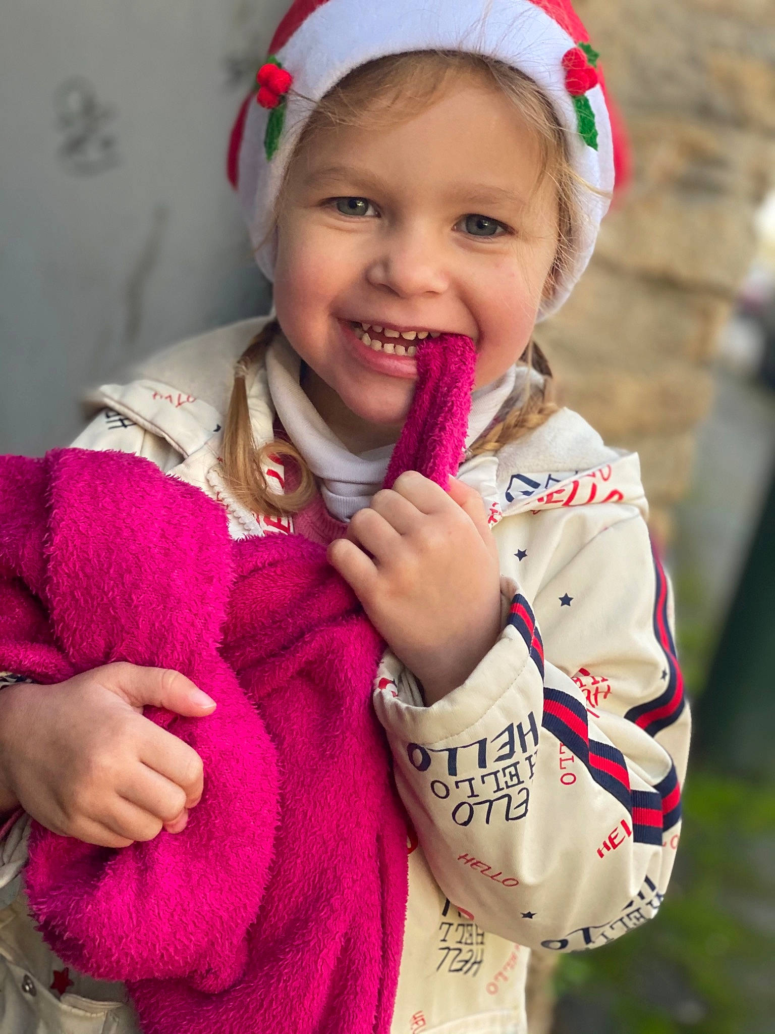 Apryl a rejoint le concours — aidez-le/la à gagner de superbes lots ! baby_toddler_clothing, child_model, costume_accessory, glove, hair_accessory, happy, headband, headgear, joy, laugh, lip, magenta, person, pink, pleased, sleeve, toddler, tooth, winter, wool