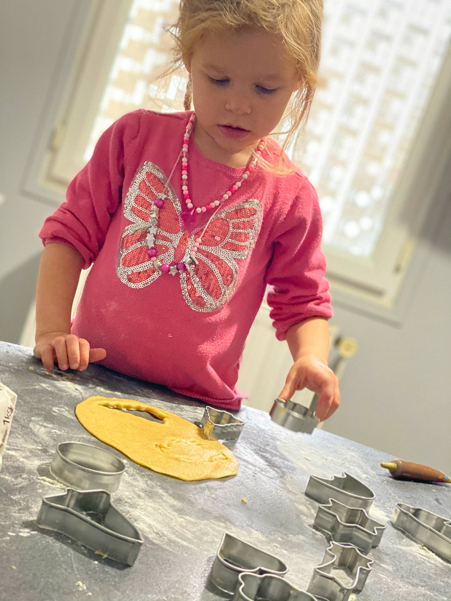 Apryl participe au concours pour gagner de l'argent avec cette photo : artisan, blond, kitchen_utensil, person, plate, table