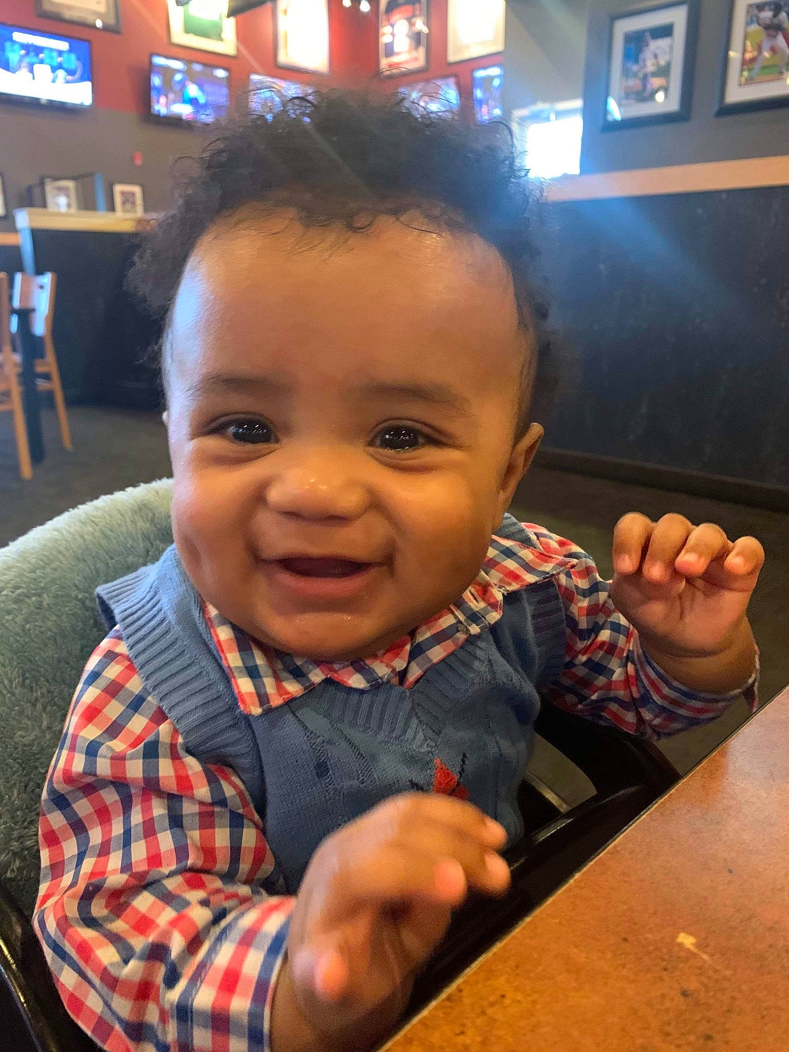 Travon is registered to the contest to win money with this photo: chair, cheek, chin, ear, facial_expression, finger, forehead, fun, gesture, hairstyle, happy, iris, joy, mouth, nose, people, person, picture_frame, skin, smile