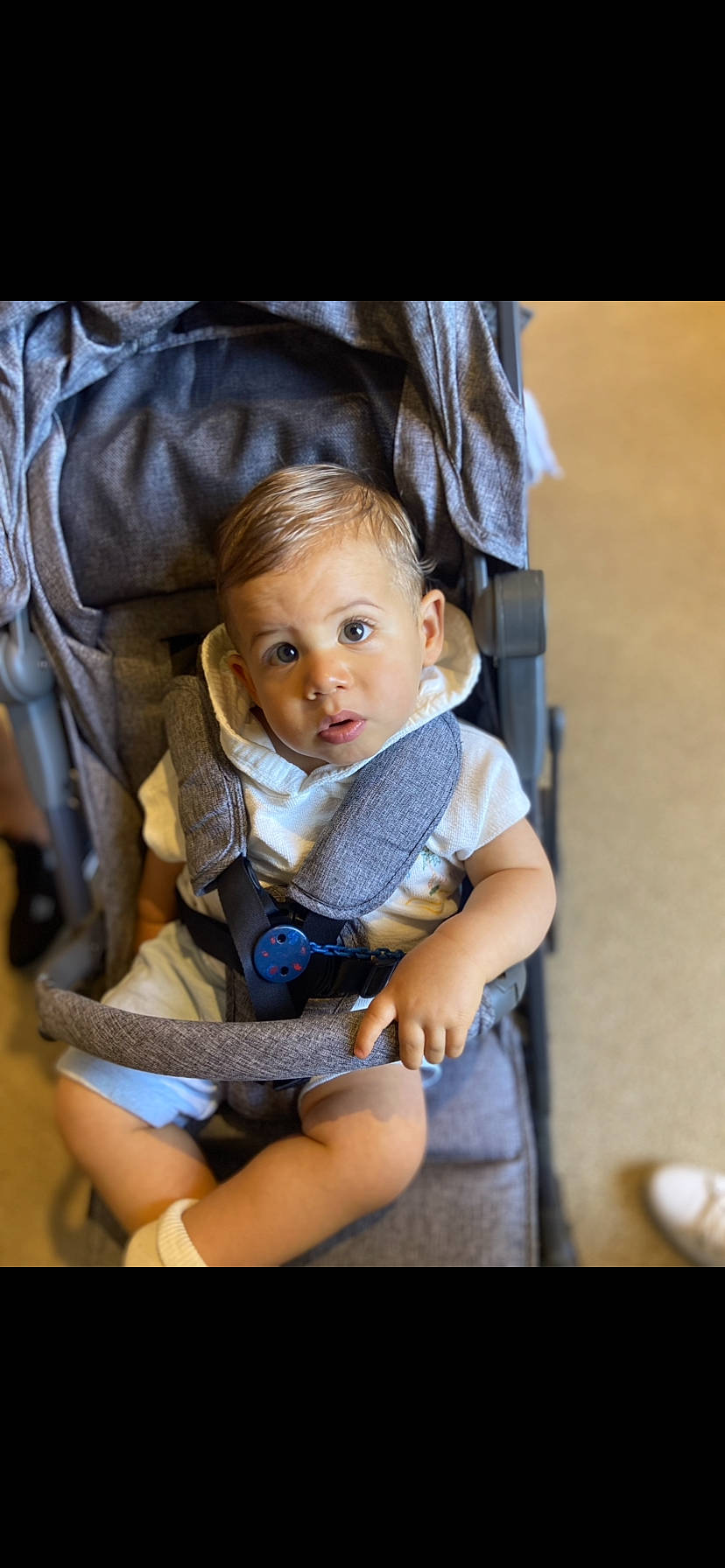 Diego participe au concours pour gagner de l'argent avec cette photo : baby, baby_carriage, baby_products, baby_toddler_clothing, chair, cheek, child, comfort, cool, electric_blue, flash_photography, fun, happy, human_leg, iris, leg, person, sitting, skin, surprise