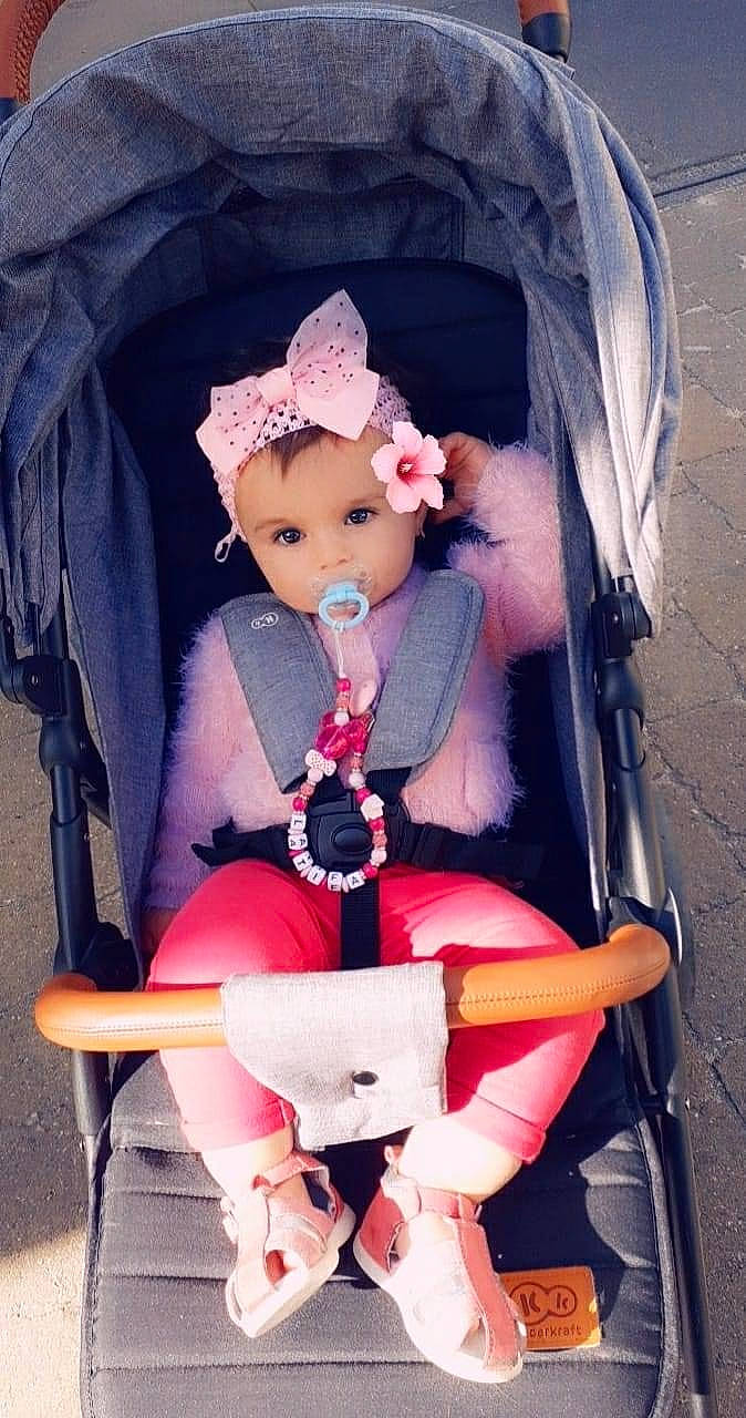 Latifa participe au concours pour gagner de l'argent avec cette photo : art, baby_products, bangs, carmine, chair, child, costume, doll, eye, fashion_accessory, fashion_design, hairstyle, headgear, headwear, jewellery, magenta, person, pink, thigh, toy