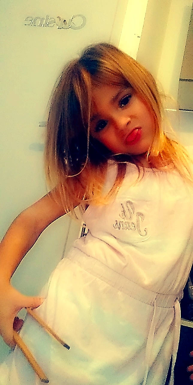 Lucia a rejoint le concours — aidez-le/la à gagner de superbes lots ! chest, cool, elbow, eyebrow, eyelash, fashion, happy, head, joint, layered_hair, lip, long_hair, neck, person, selfie, shoulder, skin, sleeve, t_shirt, thigh