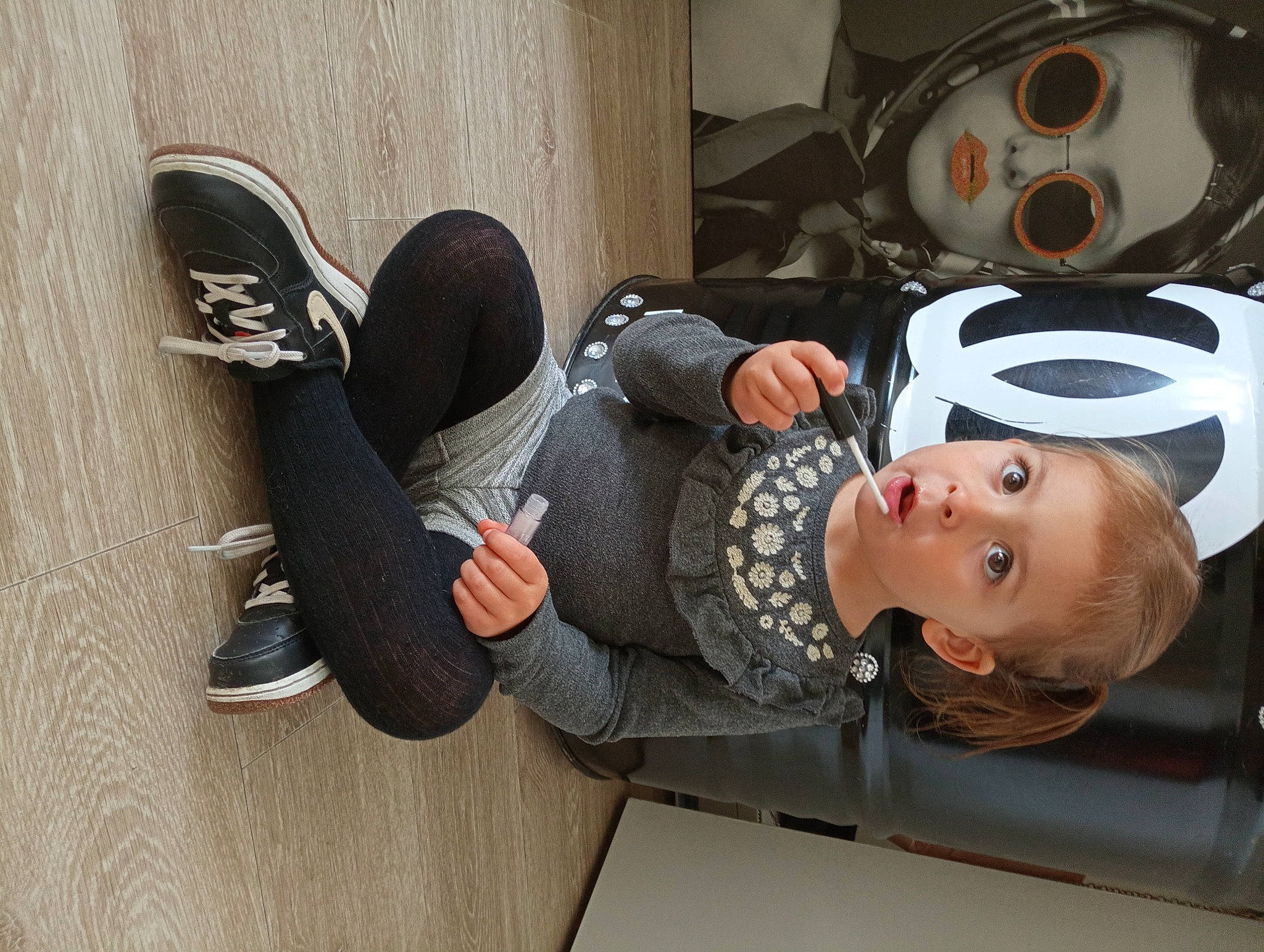 Lola a rejoint le concours — aidez-le/la à gagner de superbes lots ! auto_part, child, costume, flooring, fun, outdoor_shoe, person, personal_protective_equipment, sandal, sneakers, surprise, toy, walking_shoe, wood