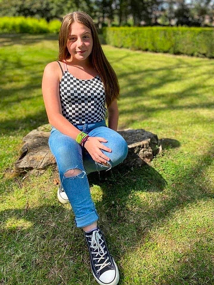 Naelle a rejoint le concours — aidez-le/la à gagner de superbes lots ! ball, beauty, brown_hair, clothing, cowboy_boot, denim, footwear, grass, happy, jeans, joy, long_hair, pattern, person, photo_shoot, photograph, photography, shoe, sitting, smile