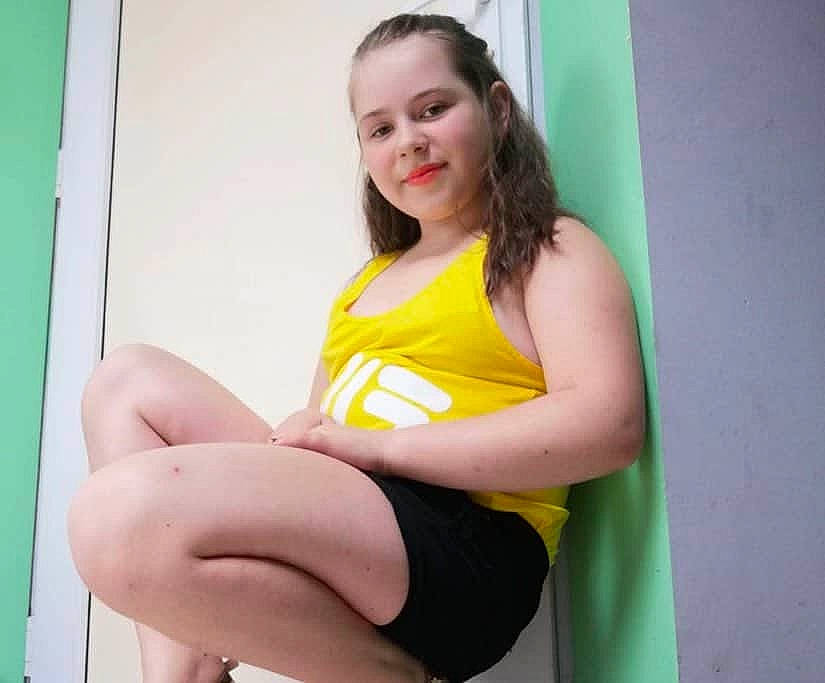 Maëllys participe au concours pour gagner de l'argent avec cette photo : arm, joy, leg, person, sitting, sportswear, stomach, thigh, yellow