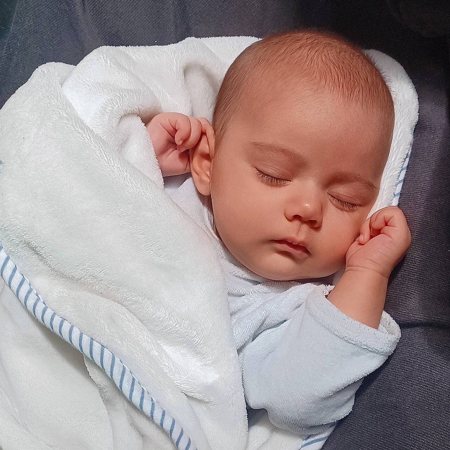 Lyanna a rejoint le concours — aidez-le/la à gagner de superbes lots ! baby, baby_sleeping, baby_toddler_clothing, cheek, chin, comfort, ear, eyebrow, eyelash, finger, happy, iris, linens, lip, mouth, nose, person, skin, sleeve, textile