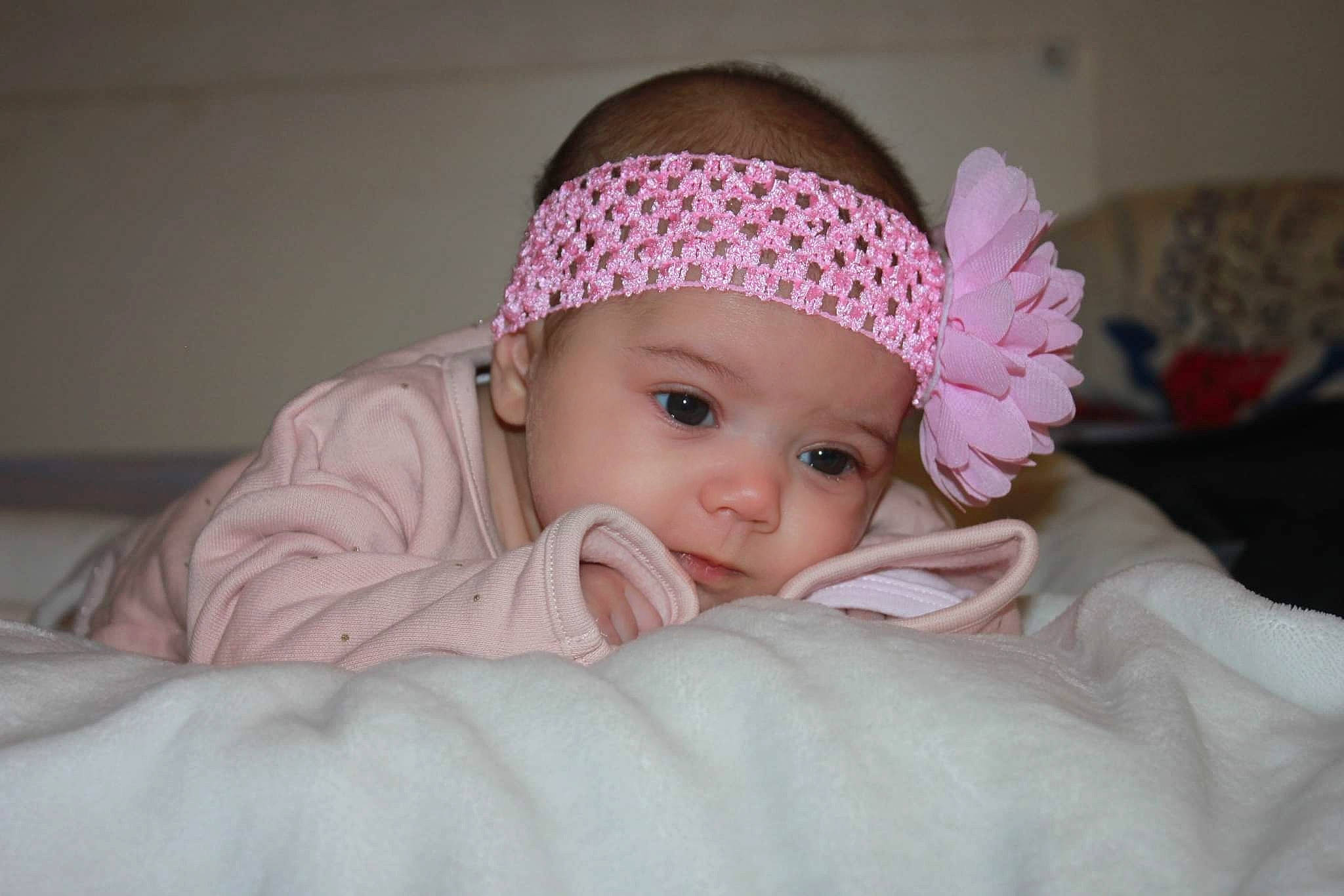 Lyanna participe au concours pour gagner de l'argent avec cette photo : baby, baby_toddler_clothing, cap, cheek, chin, comfort, eye, eyebrow, headgear, headwear, human_body, knit_cap, linens, lip, magenta, nose, person, pink, smile, textile