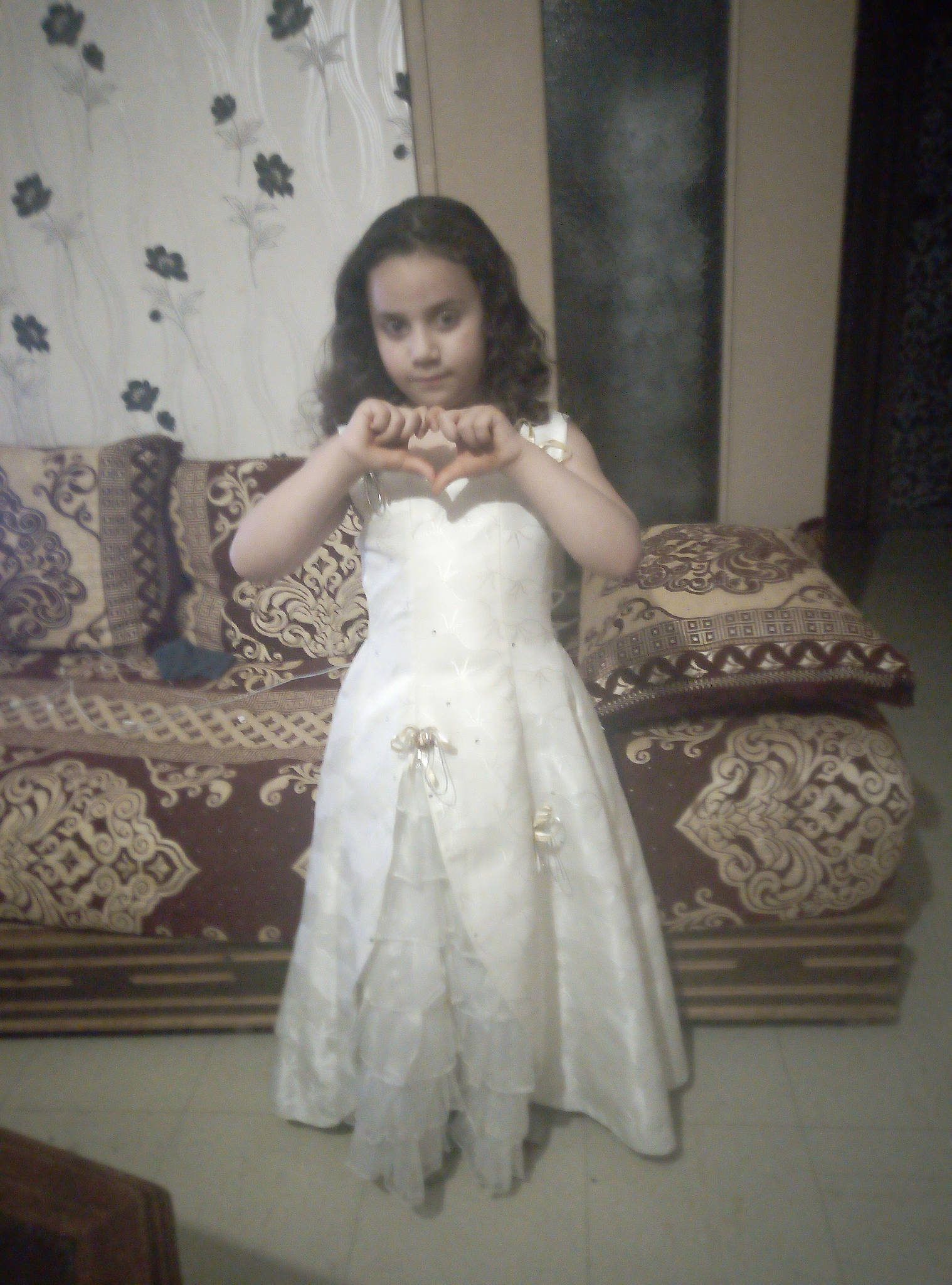 Chourouk a rejoint le concours — aidez-le/la à gagner de superbes lots ! arm, bridal_accessory, bridal_clothing, bridal_party_dress, dress, embellishment, fashion_design, flash_photography, floor, flooring, formal_wear, gown, hair, happy, one_piece_garment, person, shoulder, textile, trunk, waist