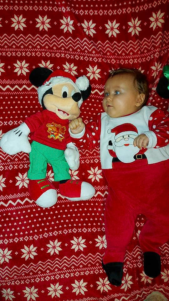 Pierre participe au concours pour gagner de l'argent avec cette photo : baby, baby_toddler_clothing, carmine, child, event, happy, holiday, linens, pattern, person, pink, plush, red, room, sleeve, souvenir, stuffed_toy, textile, toddler, toy