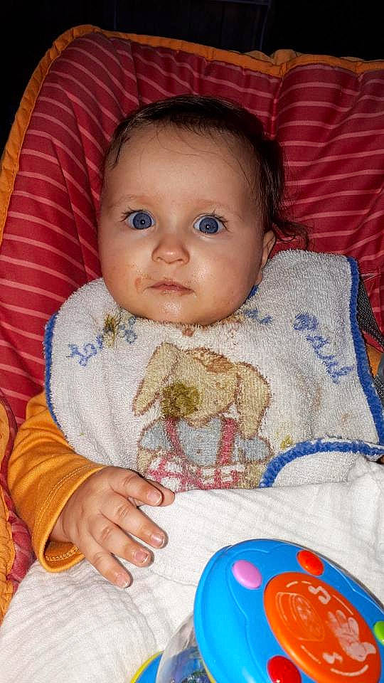 Pierre participe au concours pour gagner de l'argent avec cette photo : baby, baby_toddler_clothing, cheek, chin, dress, eye, eyelash, face, facial_expression, forehead, human_body, iris, lip, mouth, nose, organ, person, product, skin, textile