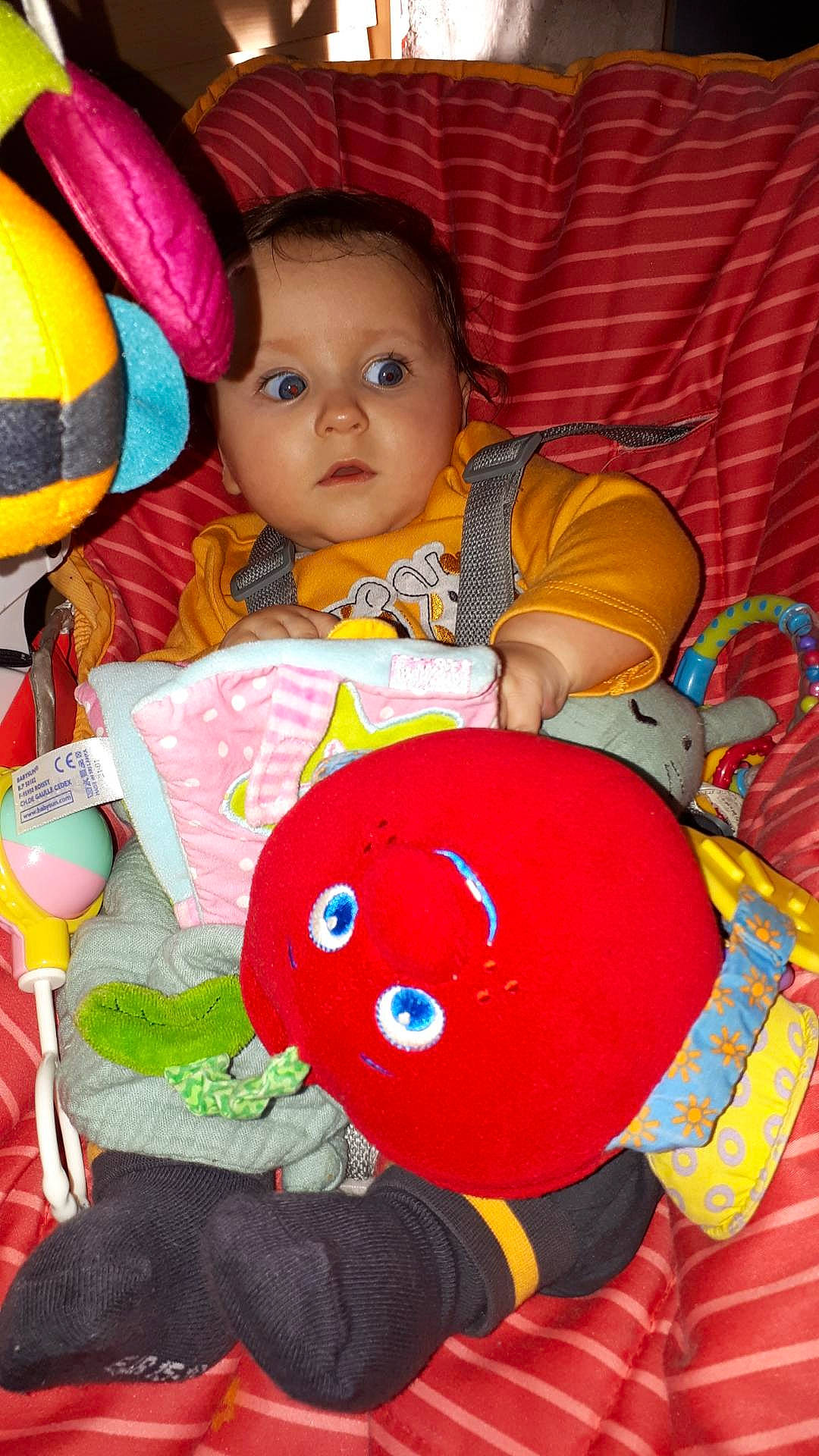 Pierre participe au concours pour gagner de l'argent avec cette photo : baby_toddler_clothing, cheek, child, face, facial_expression, fun, happy, head, headgear, mouth, nose, orange, organ, person, pink, product, skin, stuffed_toy, textile, toddler