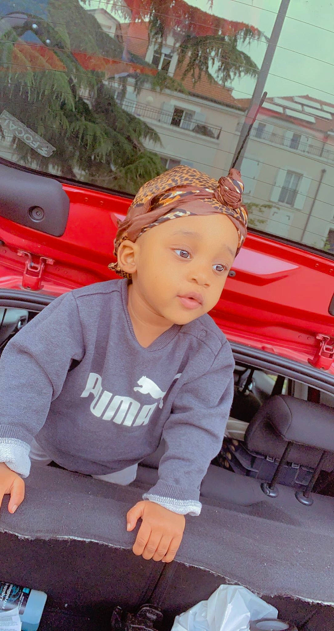 Leane a rejoint le concours — aidez-le/la à gagner de superbes lots ! auto_part, automotive_design, automotive_exterior, automotive_tire, baseball_cap, bumper, cap, child, fashion_accessory, fun, grass, happy, hat, leisure, luxury_vehicle, motor_vehicle, person, recreation, toddler, tree