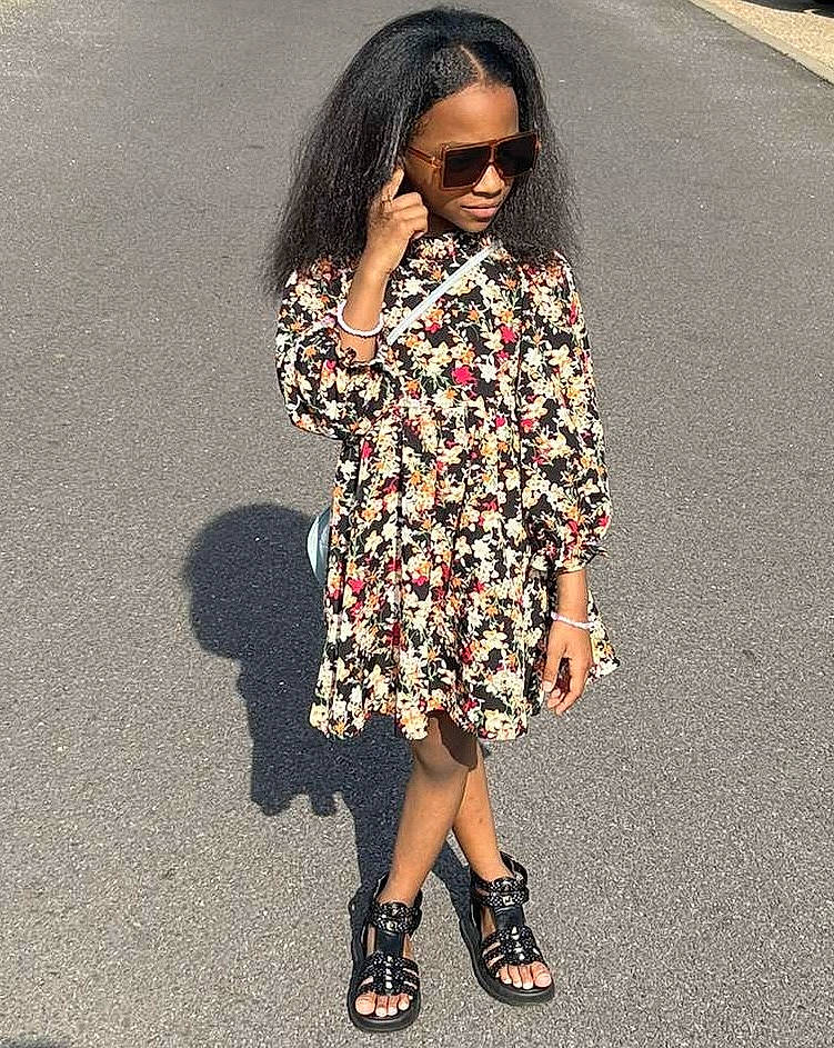 Aaliyah a rejoint le concours — aidez-le/la à gagner de superbes lots ! day_dress, dress, electric_blue, eyewear, fashion_design, fashion_model, hair, hairstyle, human_leg, joint, knee, long_hair, one_piece_garment, pattern, person, sleeve, sunglasses, thigh, tints_and_shades, vision_care