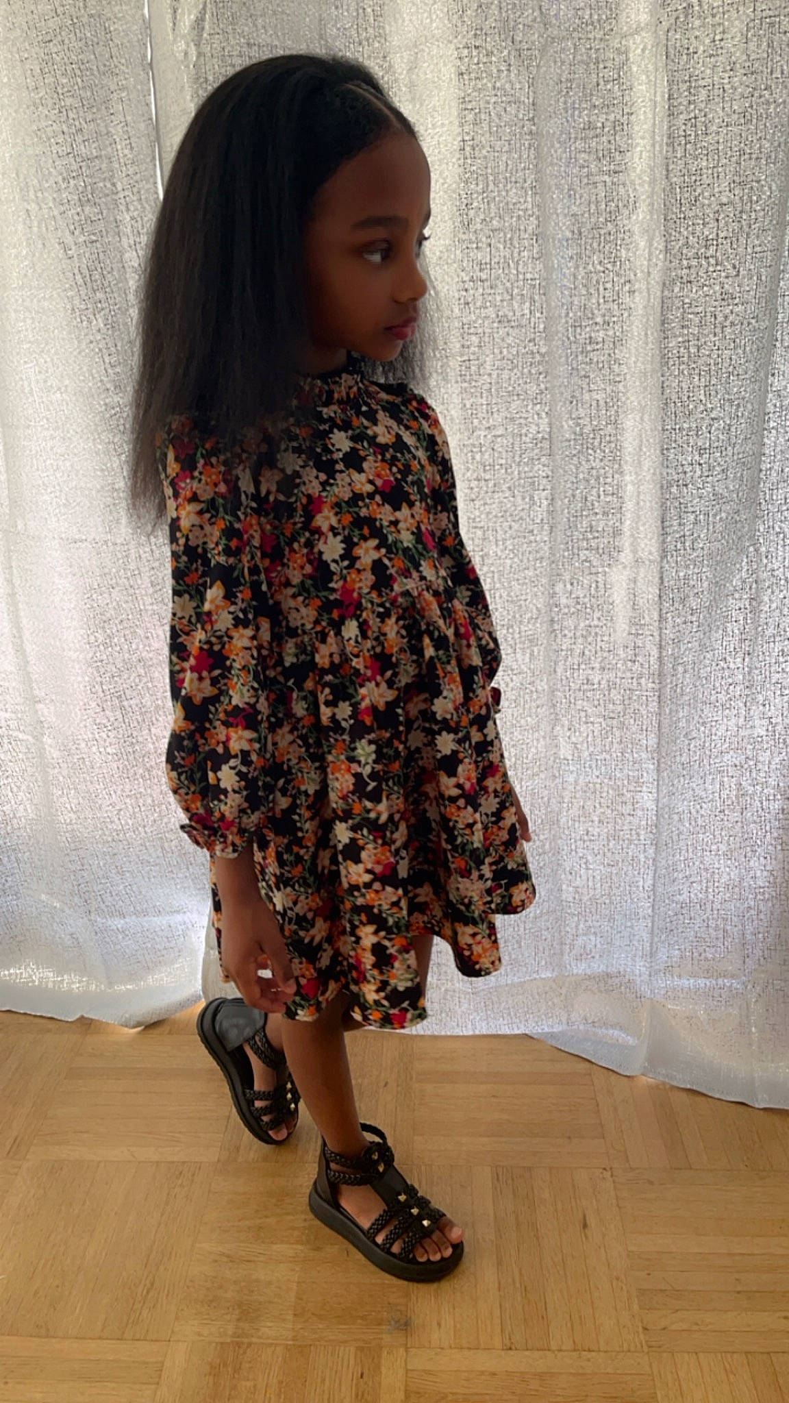 Aaliyah participe au concours pour gagner de l'argent avec cette photo : brown_hair, fashion_accessory, fashion_design, flooring, foot, formal_wear, grey, human_leg, joint, knee, long_hair, magenta, neck, pattern, person, sleeve, thigh, waist, wood, wood_flooring