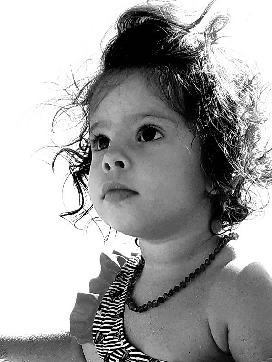 Nëlya participe au concours pour gagner de l'argent avec cette photo : black, black_and_white, black_hair, eyebrow, eyelash, facial_expression, flash_photography, hair, hairstyle, happy, human, iris, lip, neck, person, shoulder, skin, standing, style, toddler