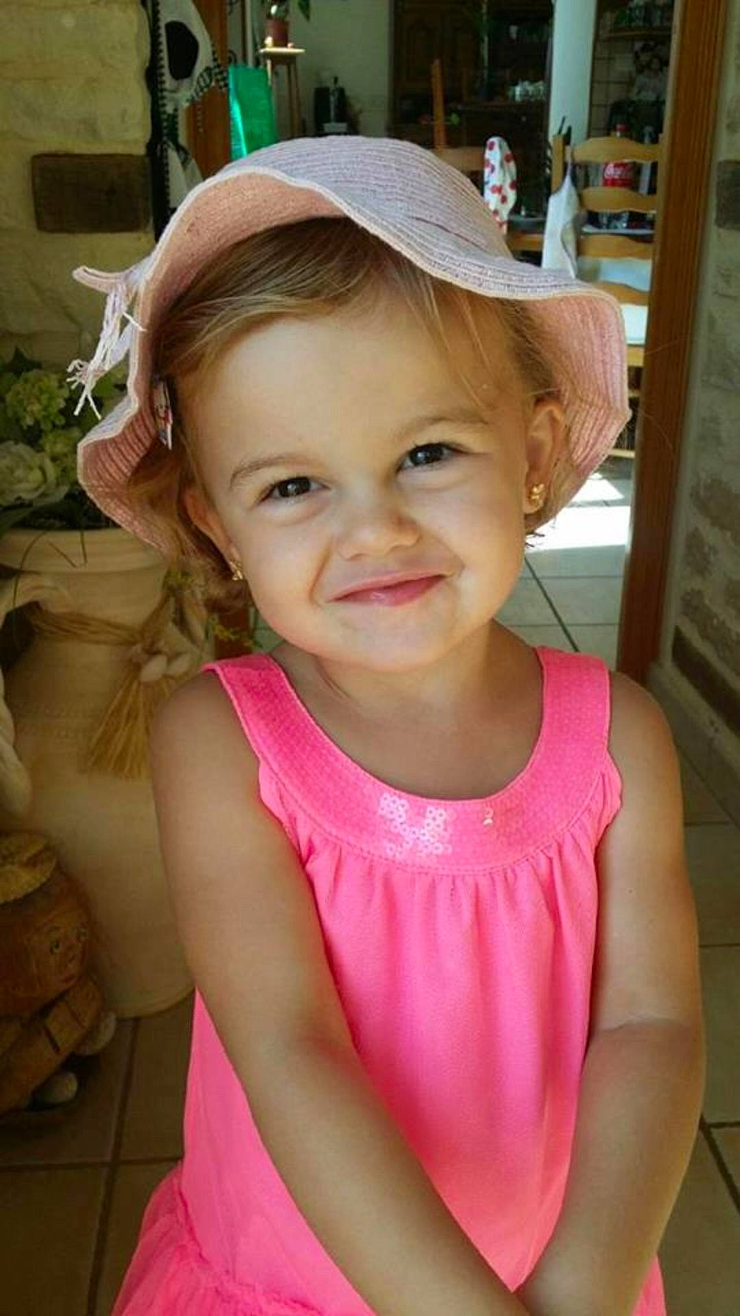 Shanna a rejoint le concours — aidez-le/la à gagner de superbes lots ! beauty, child, clothing, dress, eye, facial_expression, girl, hair, hairstyle, infant, joy, lady, organ, person, pink, skin, smile, toddler