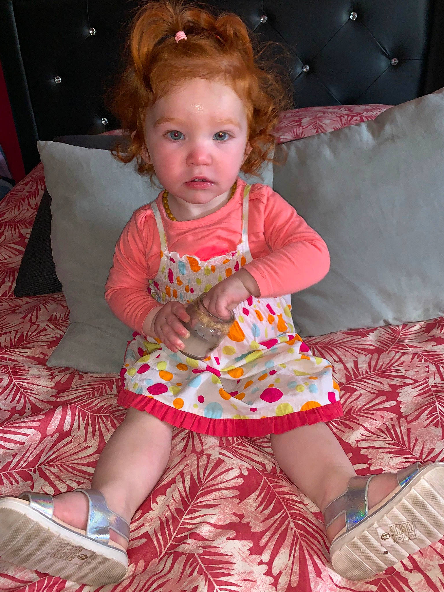 Mia a rejoint le concours — aidez-le/la à gagner de superbes lots ! baby, baby_toddler_clothing, child, person, pink, sitting, toddler