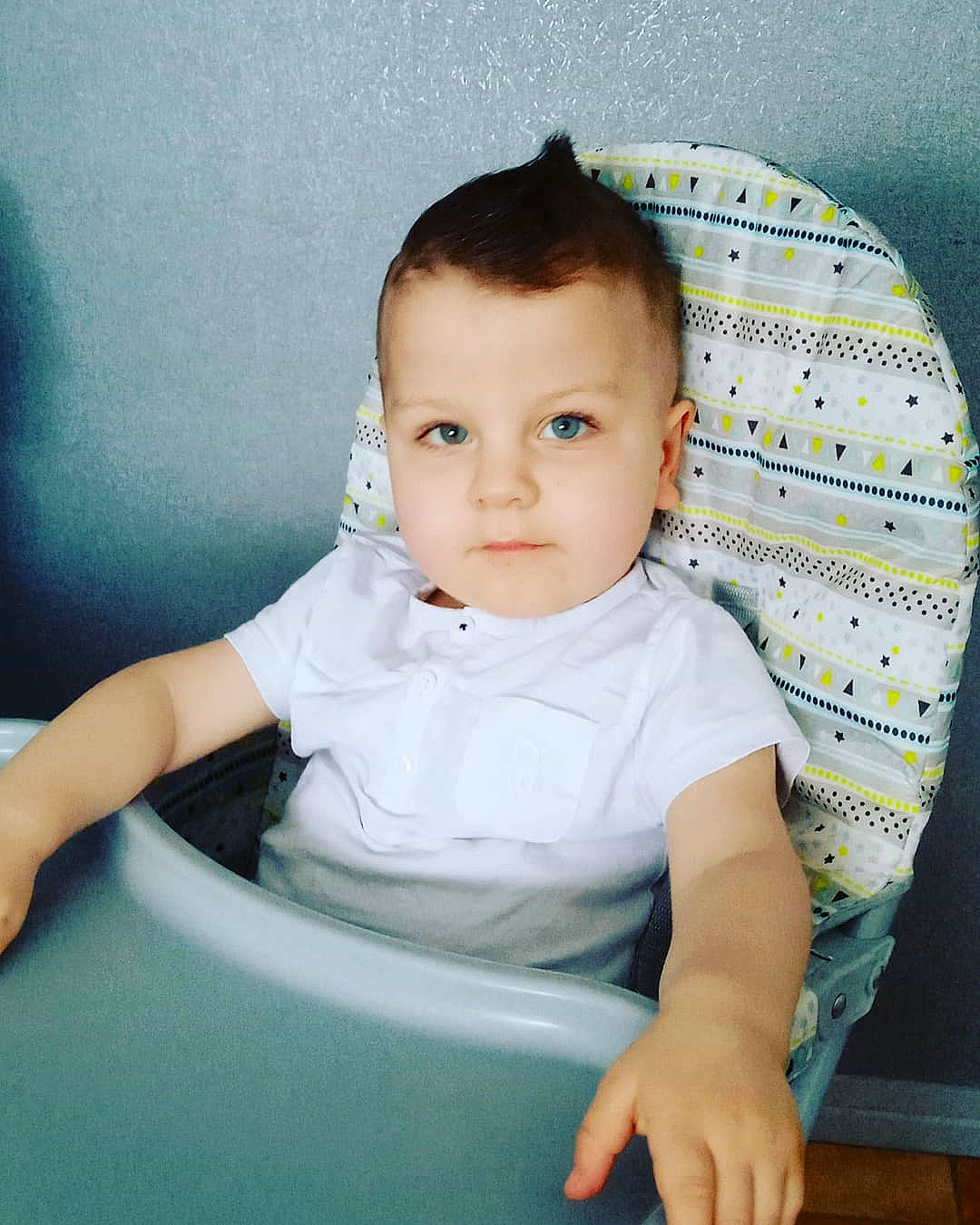 Léandro a rejoint le concours — aidez-le/la à gagner de superbes lots ! arm, baby, baby_toddler_clothing, cheek, child, chin, collar, eye, facial_expression, flash_photography, hair, hairstyle, happy, iris, person, sitting, skin, sleeve, standing, t_shirt