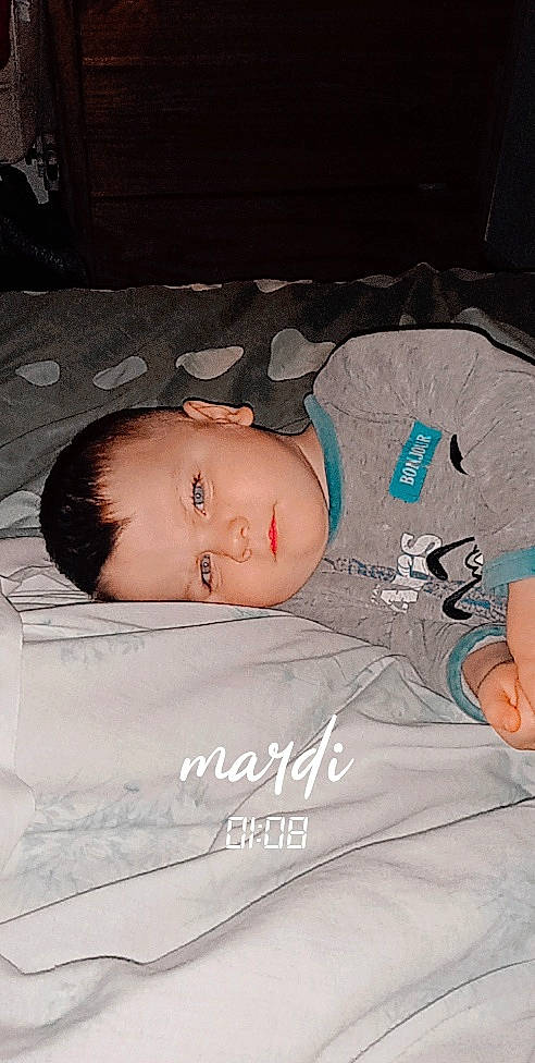 Léandro participe au concours pour gagner de l'argent avec cette photo : baby, baby_products, baby_sleeping, baby_toddler_clothing, bed, bedding, bedtime, child, comfort, human_body, linens, nap, person, room, sitting, sleep, sleeve, t_shirt, textile, toddler