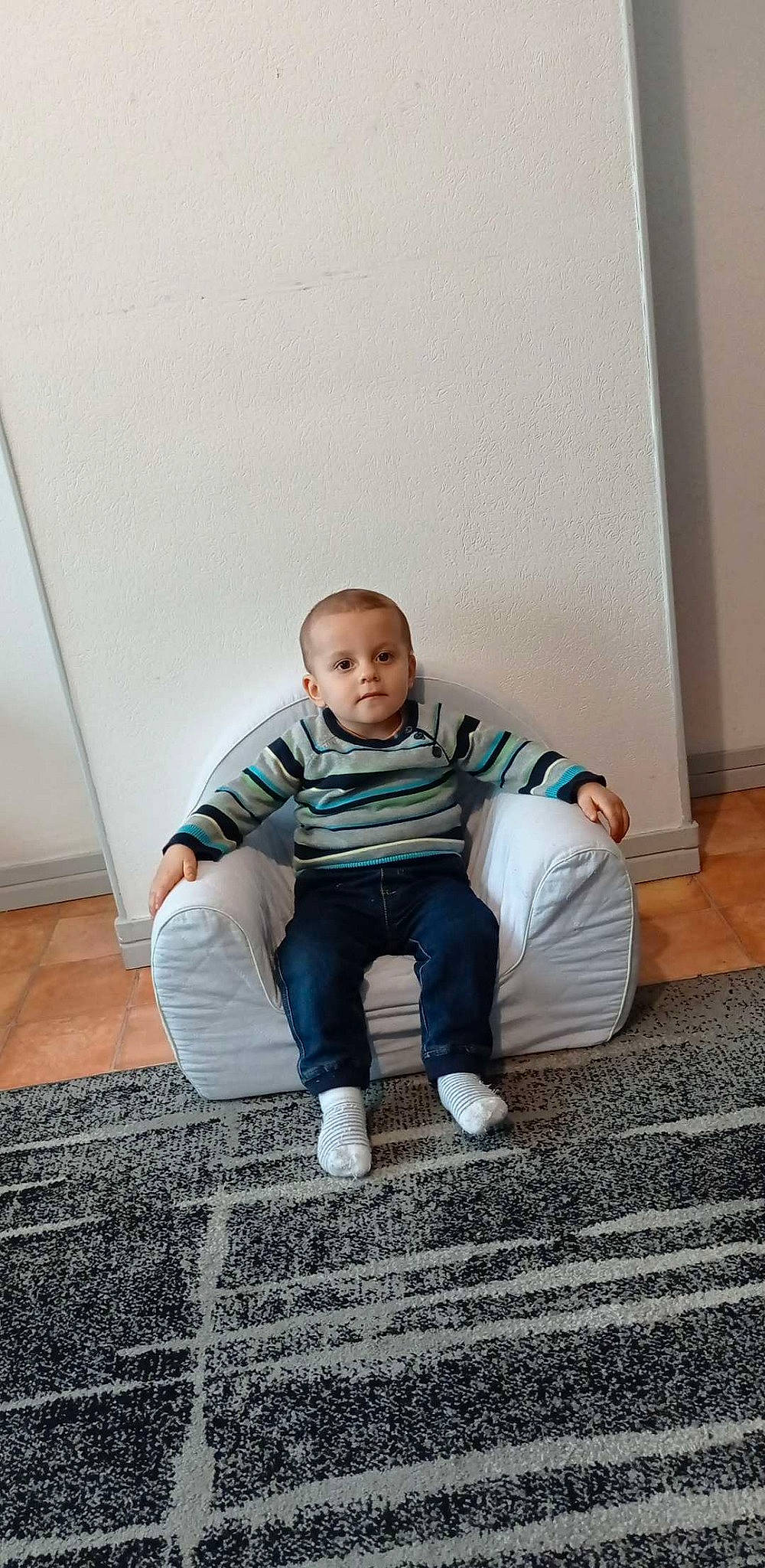 Alessandro participe au concours pour gagner de l'argent avec cette photo : comfort, eye, flash_photography, floor, flooring, fun, grass, grey, hardwood, human_leg, jacket, knee, leg, person, shoulder, sitting, sneakers, stairs, symmetry, t_shirt