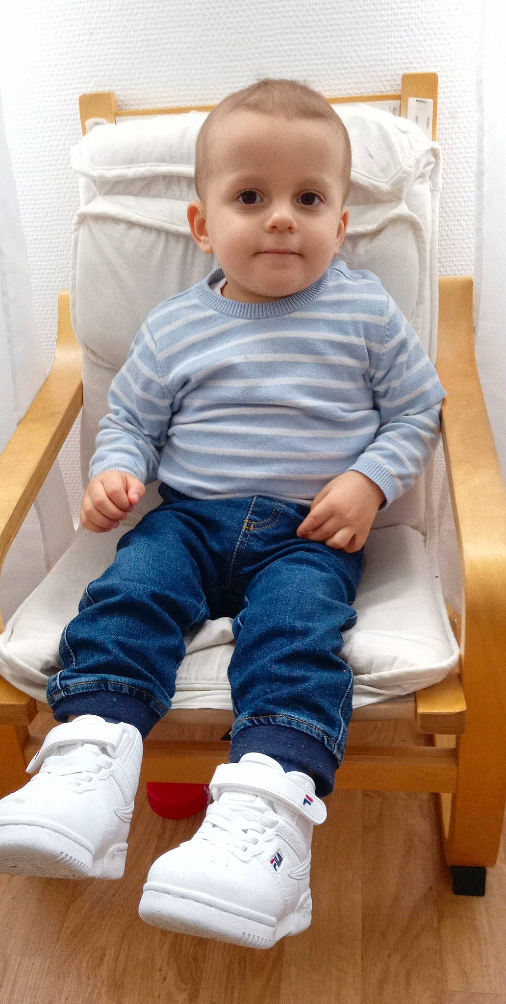 Alessandro a rejoint le concours — aidez-le/la à gagner de superbes lots ! baby_toddler_clothing, black, blue, chair, cheek, clothing, comfort, eye, finger, head, joint, knee, leg, person, product, shoe, skin, sleeve, standing, white