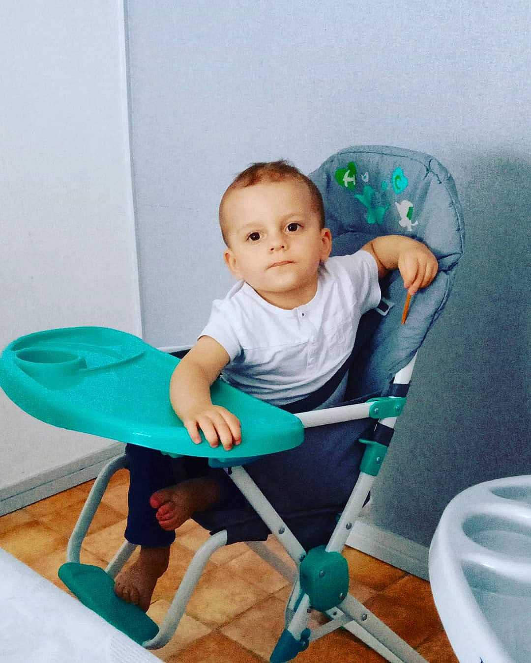 Alessandro participe au concours pour gagner de l'argent avec cette photo : aqua, baby, baby_products, baby_safety, baby_toddler_clothing, chair, child, cleanliness, comfort, electric_blue, fun, green, leisure, person, plastic, play, room, shorts, sitting, t_shirt