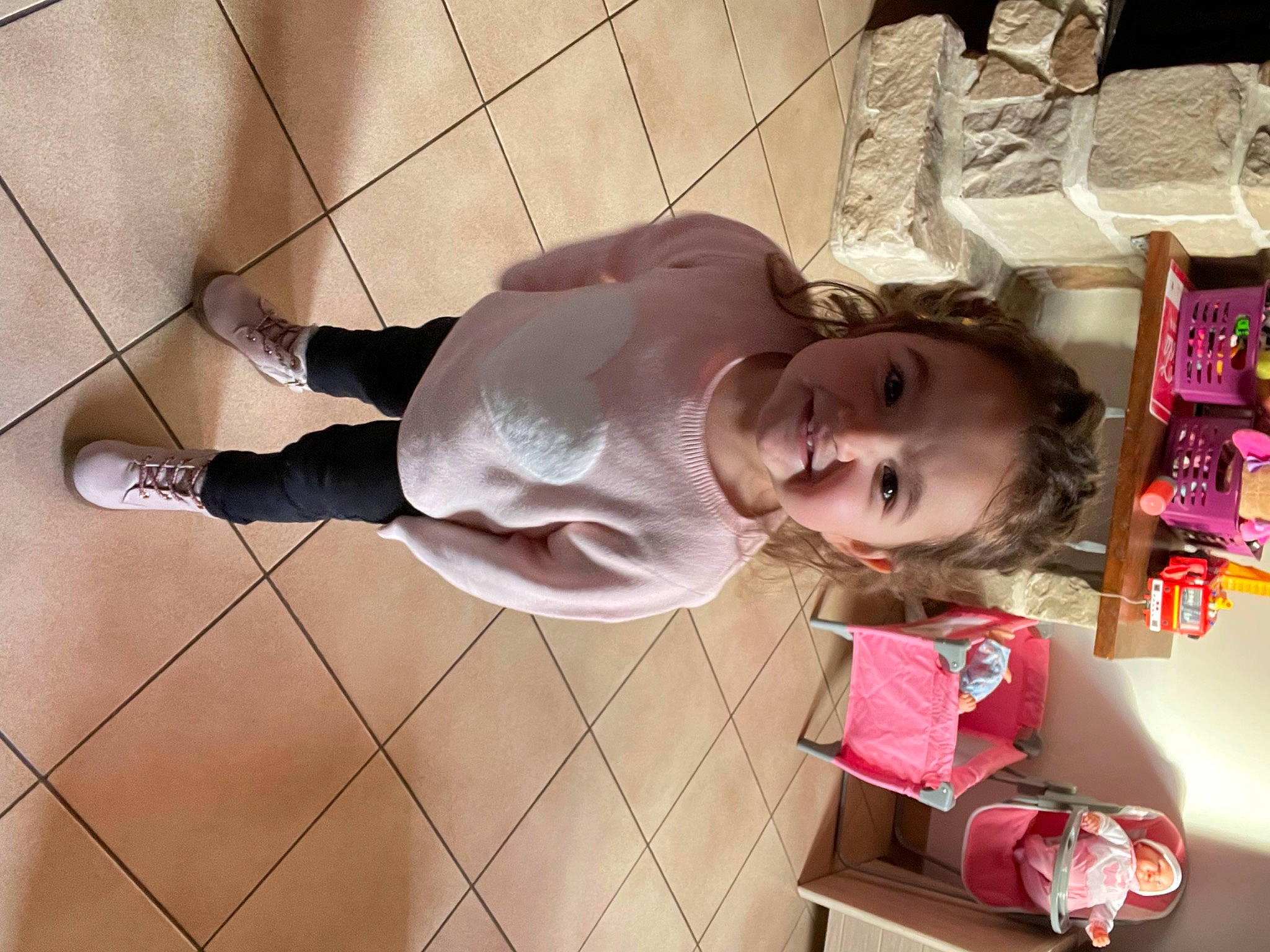Romane a rejoint le concours — aidez-le/la à gagner de superbes lots ! bangs, child, flooring, foot, fun, happy, hardwood, hime_cut, human_leg, joy, knee, magenta, pattern, person, pink, skin, smile, toddler, wood
