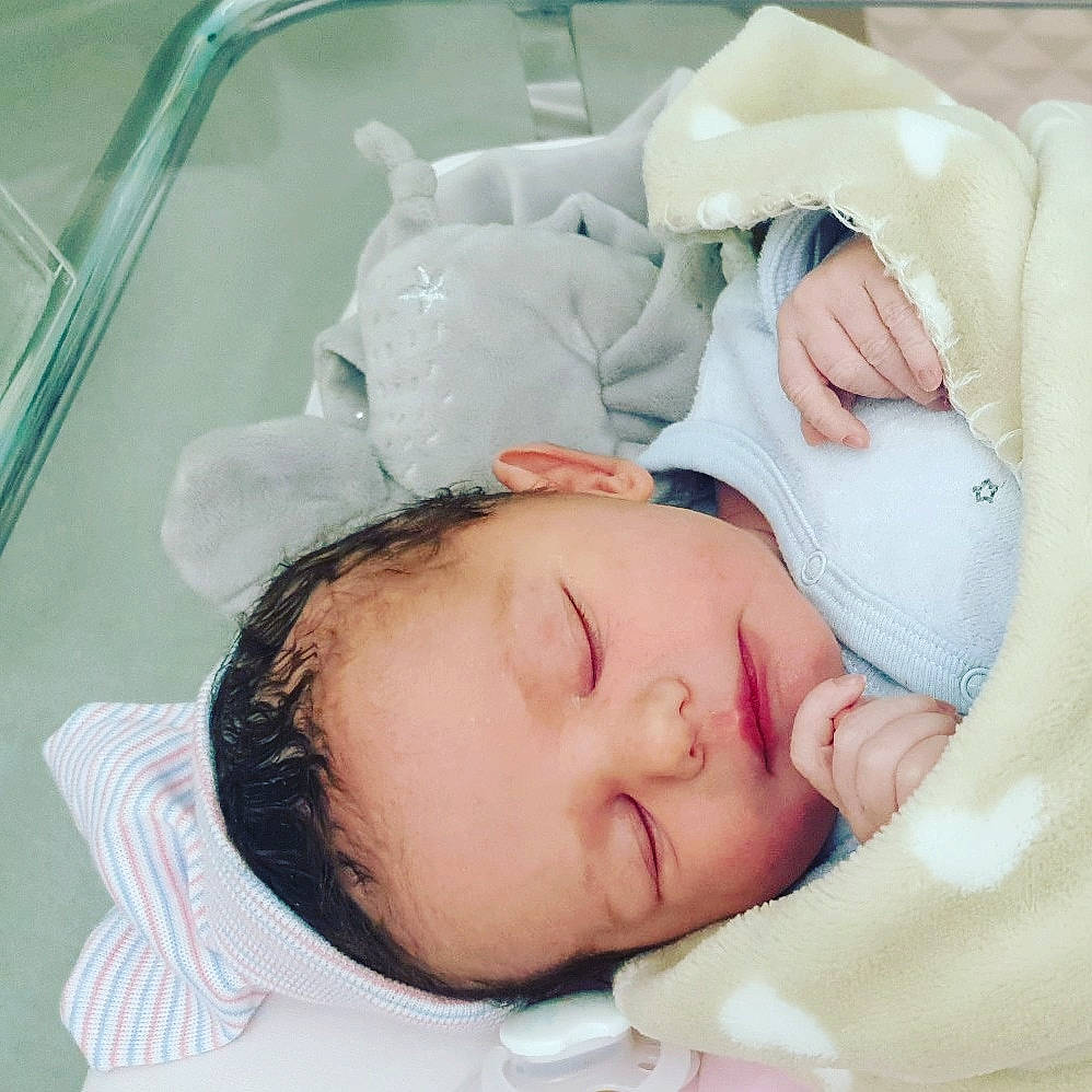 Lorenzo participe au concours pour gagner de l'argent avec cette photo : baby, baby_products, baby_safety, baby_sleeping, baby_toddler_clothing, bed, bedding, bedtime, cheek, child, childbirth, comfort, eyelash, happy, linens, nap, person, room, skin, sleep