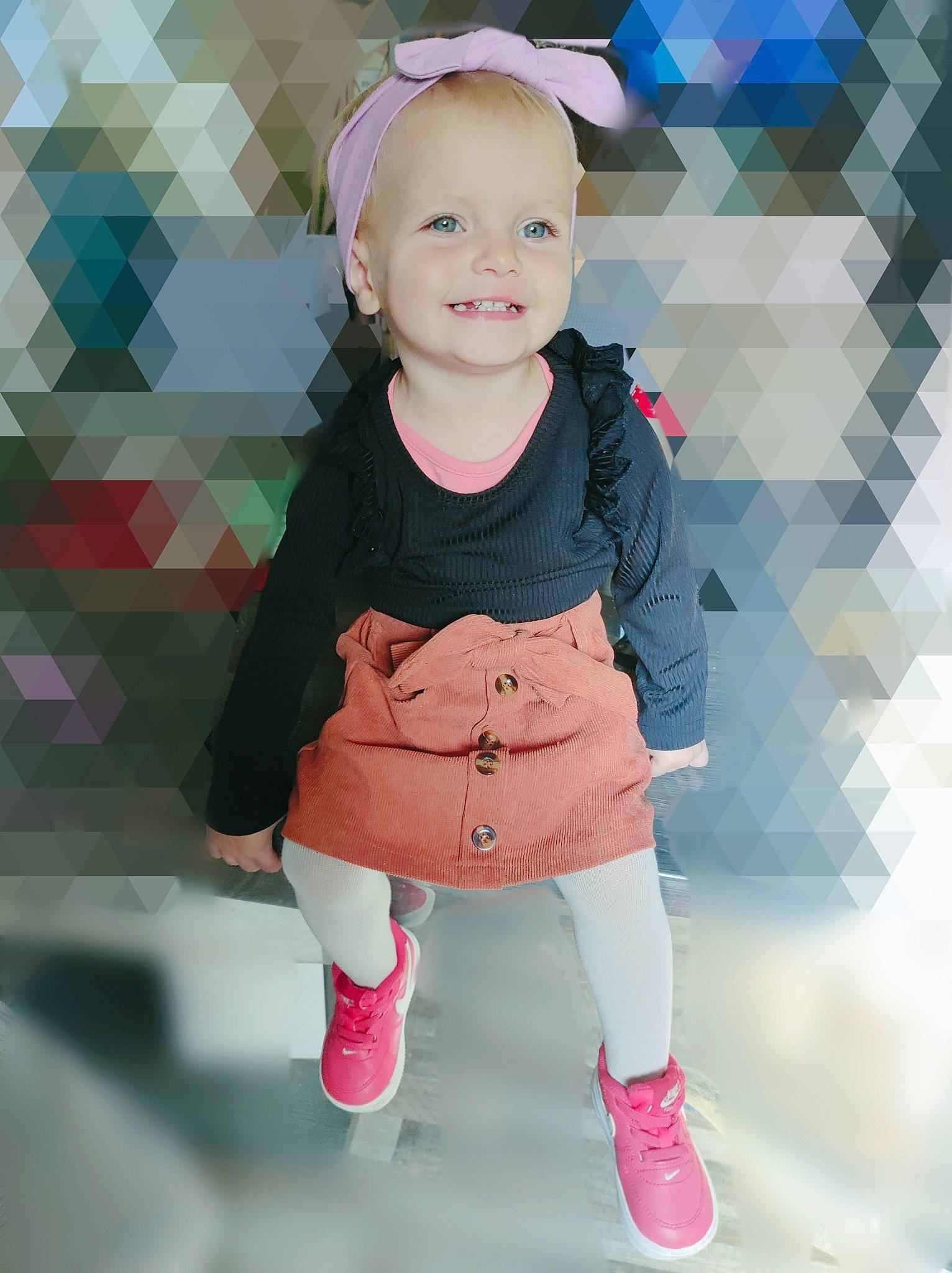 Inaya participe au concours pour gagner de l'argent avec cette photo : arm, baby, baby_toddler_clothing, cheek, cool, eye, face, facial_expression, finger, gesture, happy, head, human_body, joy, person, pink, skin, sleeve, smile, standing