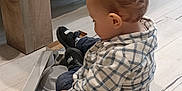 Mylan participe au concours pour gagner de l'argent avec cette photo : baby, box, cardboard, casual_clothing, child, child_playing, cute, floor, footwear, home, indoors, looking_down, plaid, puma_shoes, shirt, side_view, sitting, small_child, toddler, wooden_floor