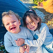 Victoria a rejoint le concours — aidez-le/la à gagner de superbes lots ! child, toddler, smiling, happy, outdoor, autumn, leaves, sweater, girl, playing, nature, daylight, grass, portrait, candid, cute, friends, fun, warm_clothing, fall