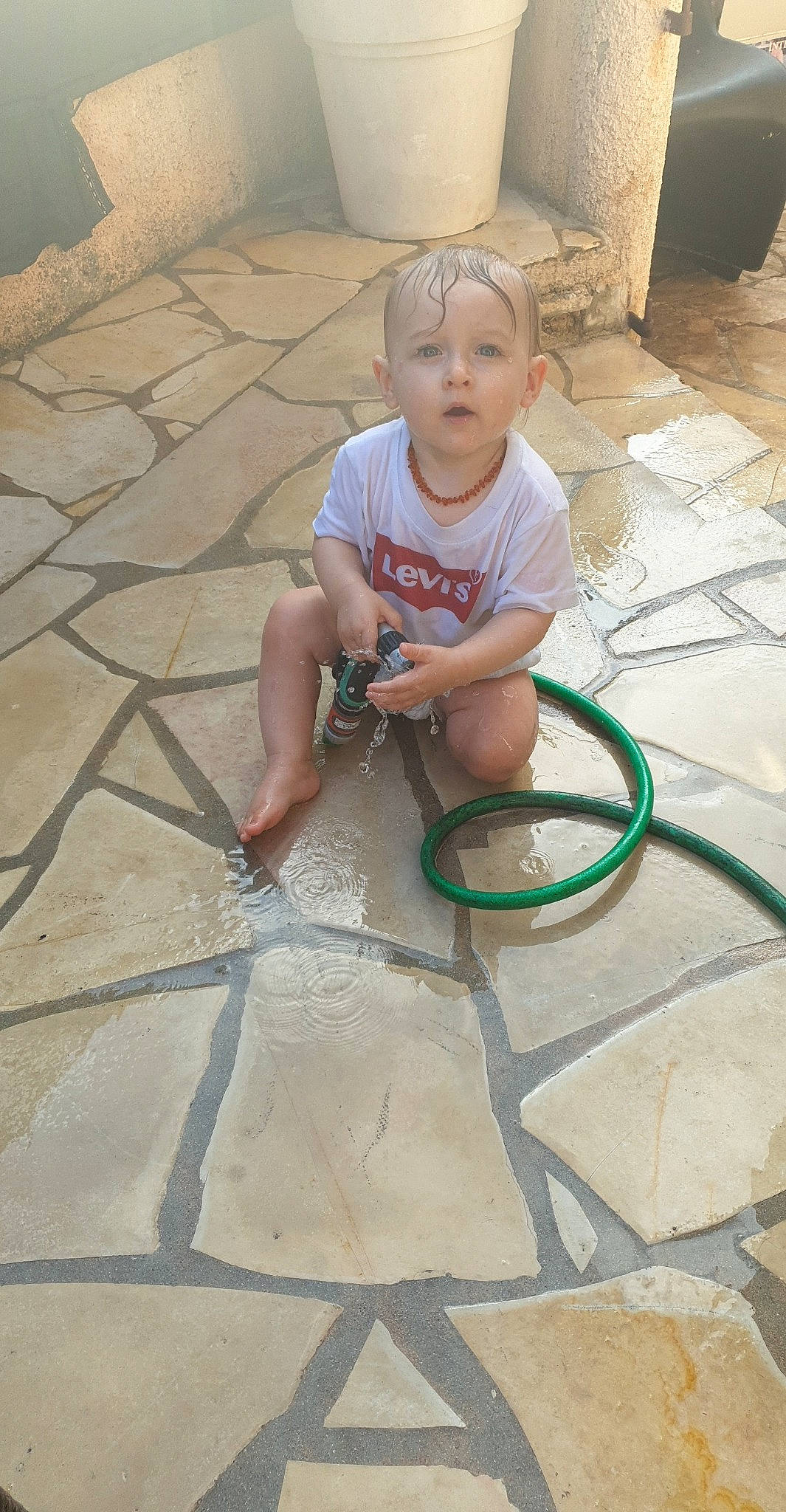 Jean-baptiste participe au concours pour gagner de l'argent avec cette photo : child, concrete, flagstone, floor, flooring, person, play, tile
