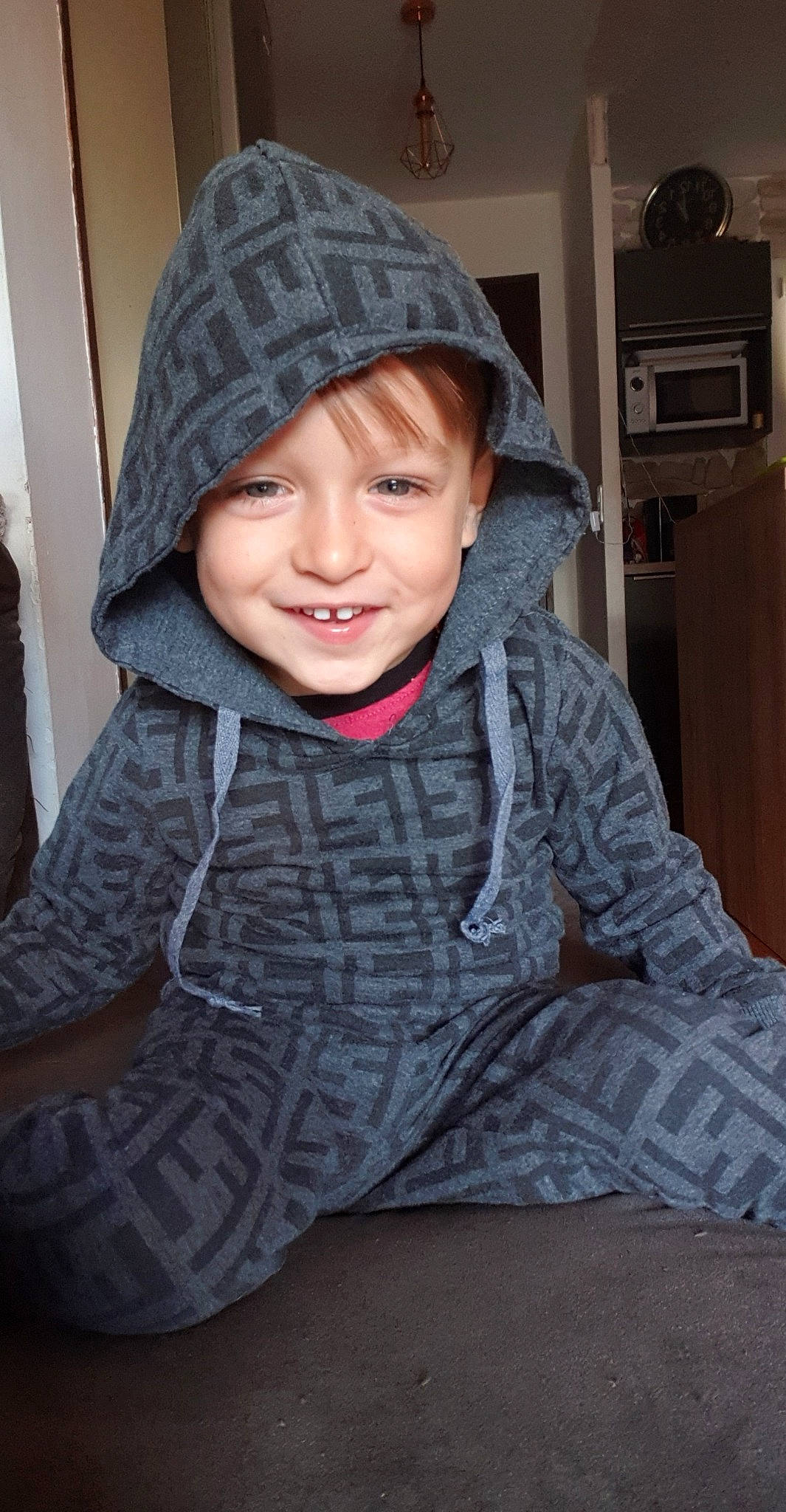 Jean-baptiste participe au concours pour gagner de l'argent avec cette photo : cap, child, clothing, eye, eyebrow, flash_photography, flooring, fun, fur, happy, headgear, headwear, jacket, joy, knit_cap, lip, mouth, outerwear, person, skin