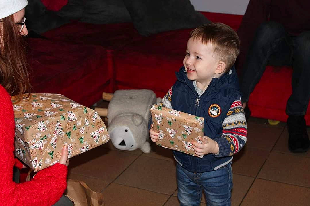 Mathélio a rejoint le concours — aidez-le/la à gagner de superbes lots ! child, christmas, christmas_eve, event, holiday, joy, lap, person, play, toddler