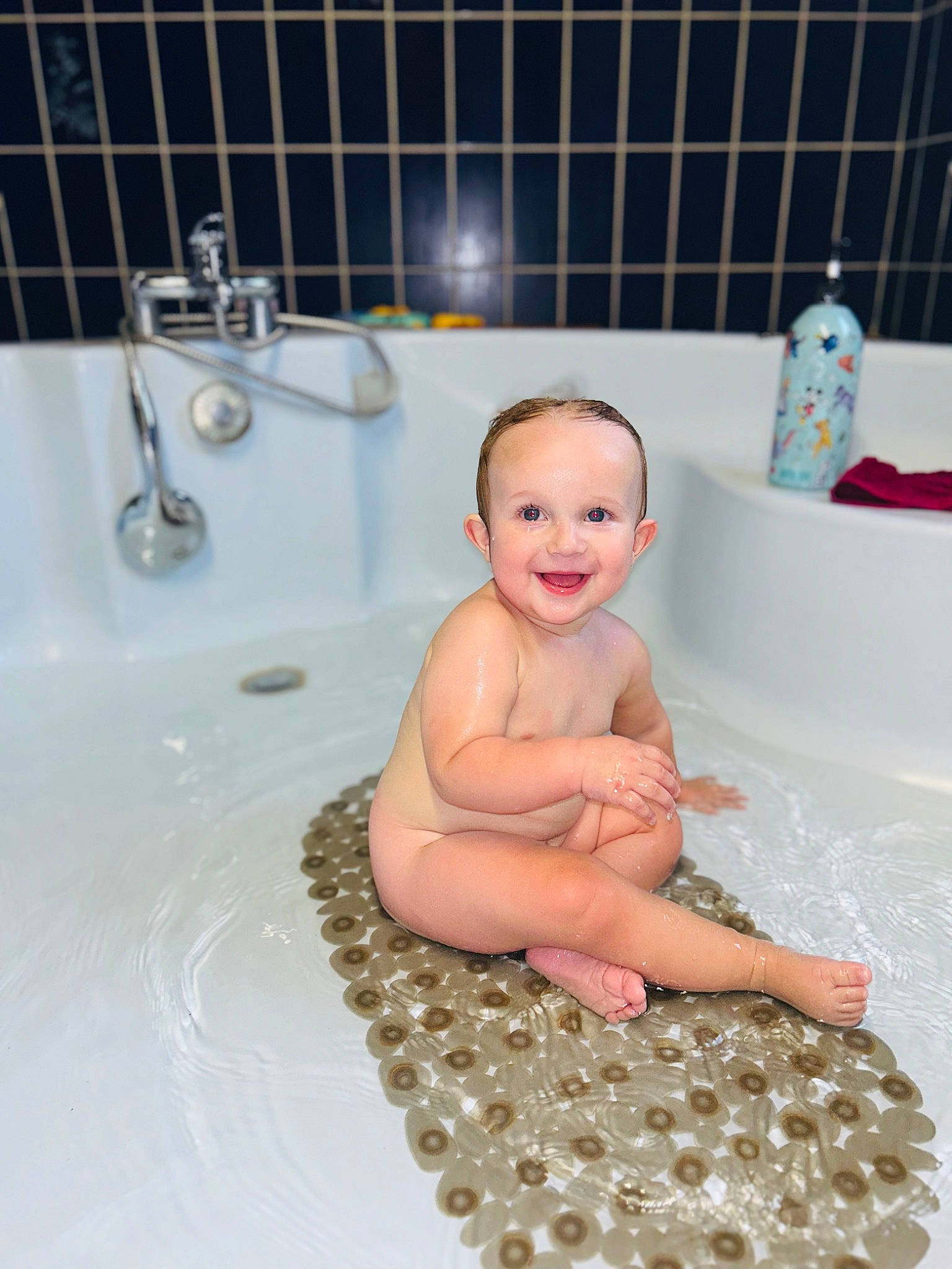 Laéliyoh a rejoint le concours — aidez-le/la à gagner de superbes lots ! baby, baby_bathing, bathing, bathroom, bathtub, child, composite_material, flooring, fluid, fun, happy, joy, leisure, person, personal_care, plumbing, plumbing_fixture, product, smile, toddler