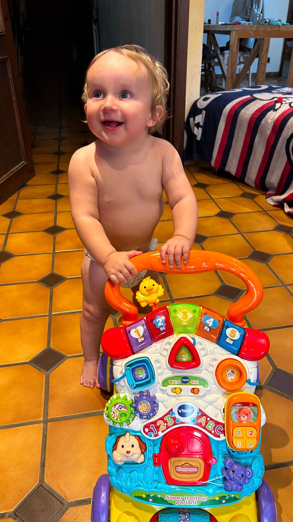 Laéliyoh participe au concours pour gagner de l'argent avec cette photo : baby, baby_playing_with_toys, baby_products, baby_toddler_clothing, baby_toys, chest, child, flooring, fun, happy, joy, leisure, person, plastic, play, product, room, sitting, smile, toddler