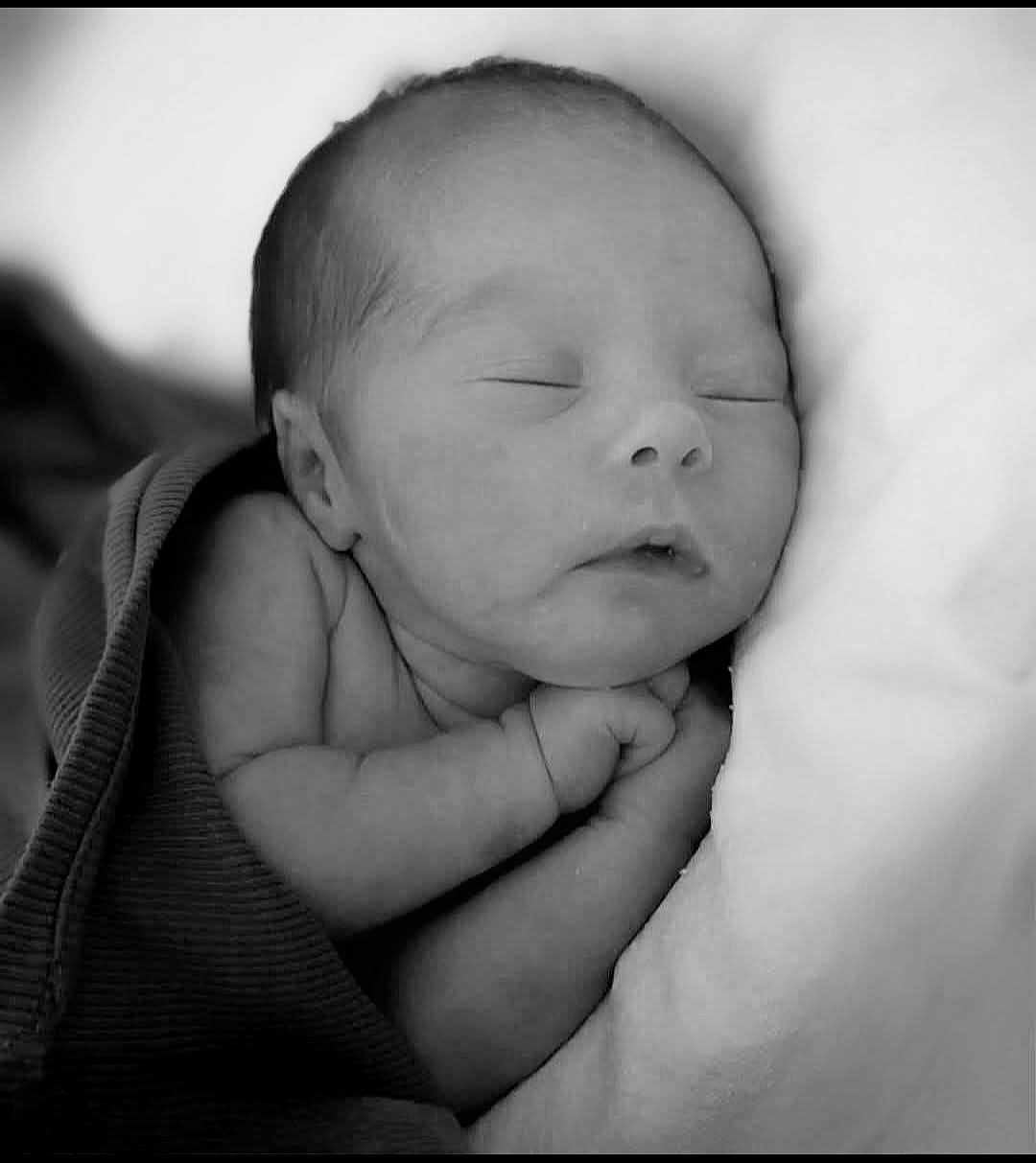 Rose a rejoint le concours — aidez-le/la à gagner de superbes lots ! baby, newborn, sleeping, black_and_white, blanket, infant, peaceful, portrait, face, hands, soft, cute, resting, closeup, child, wrapped, tucked, cozy, calm, skin